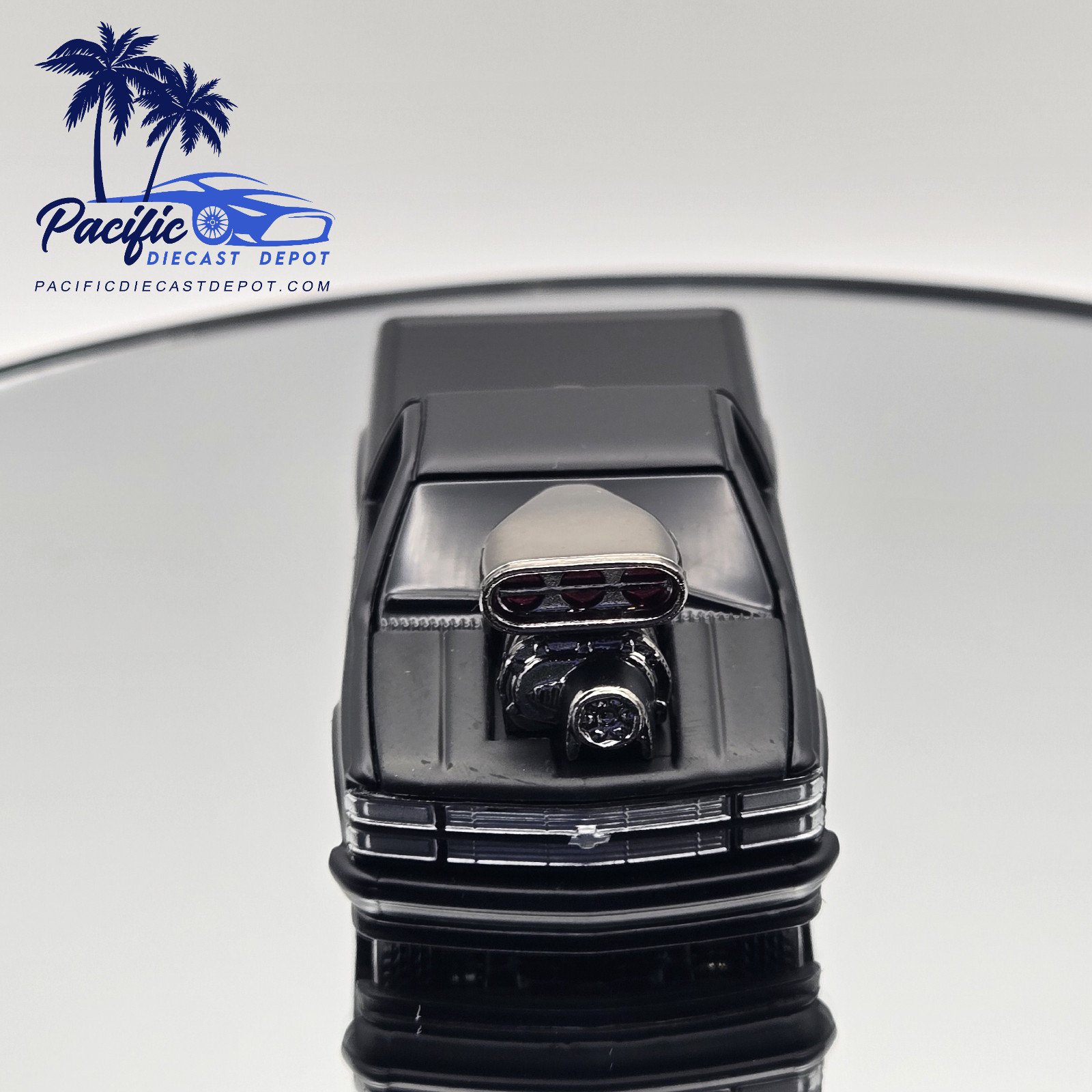1993 Chevrolet 454 SS Pickup Truck 1/ 64 Blackout Edition Muscle Machines Stand