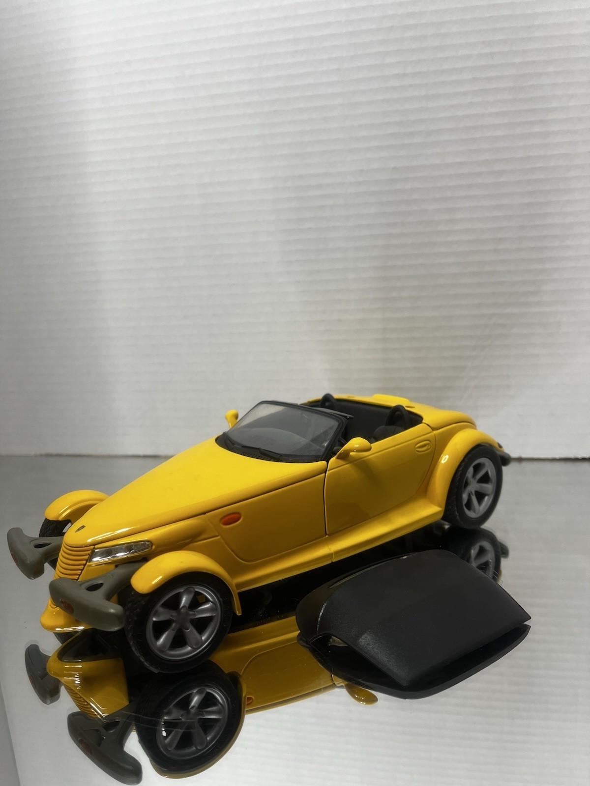 Anson 1:18 1999 Plymouth Prowler Yellow Diecast Convertible – Removable Top