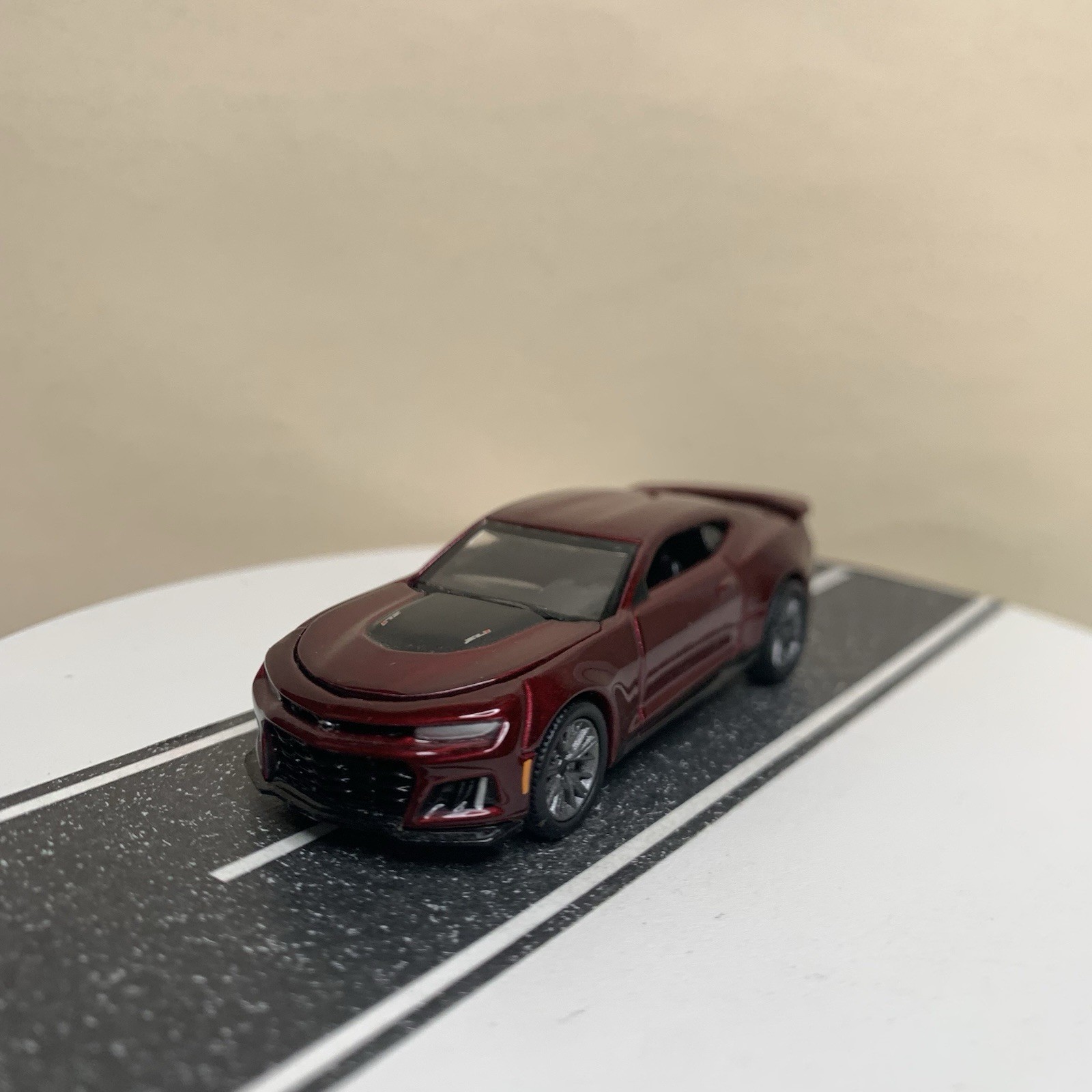 Auto World Modern Muscle 16-24 2022 Chevy Camaro ZL1 Dark Red Metallic 1:64 NM