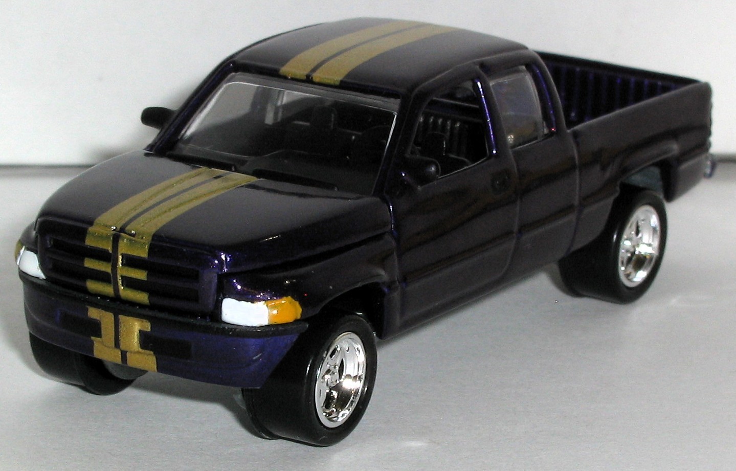 1/64 = 1996 96 DODGE RAM 2500 / 4X4 / Hood Open Pickup Truck / FREE SHIPPING