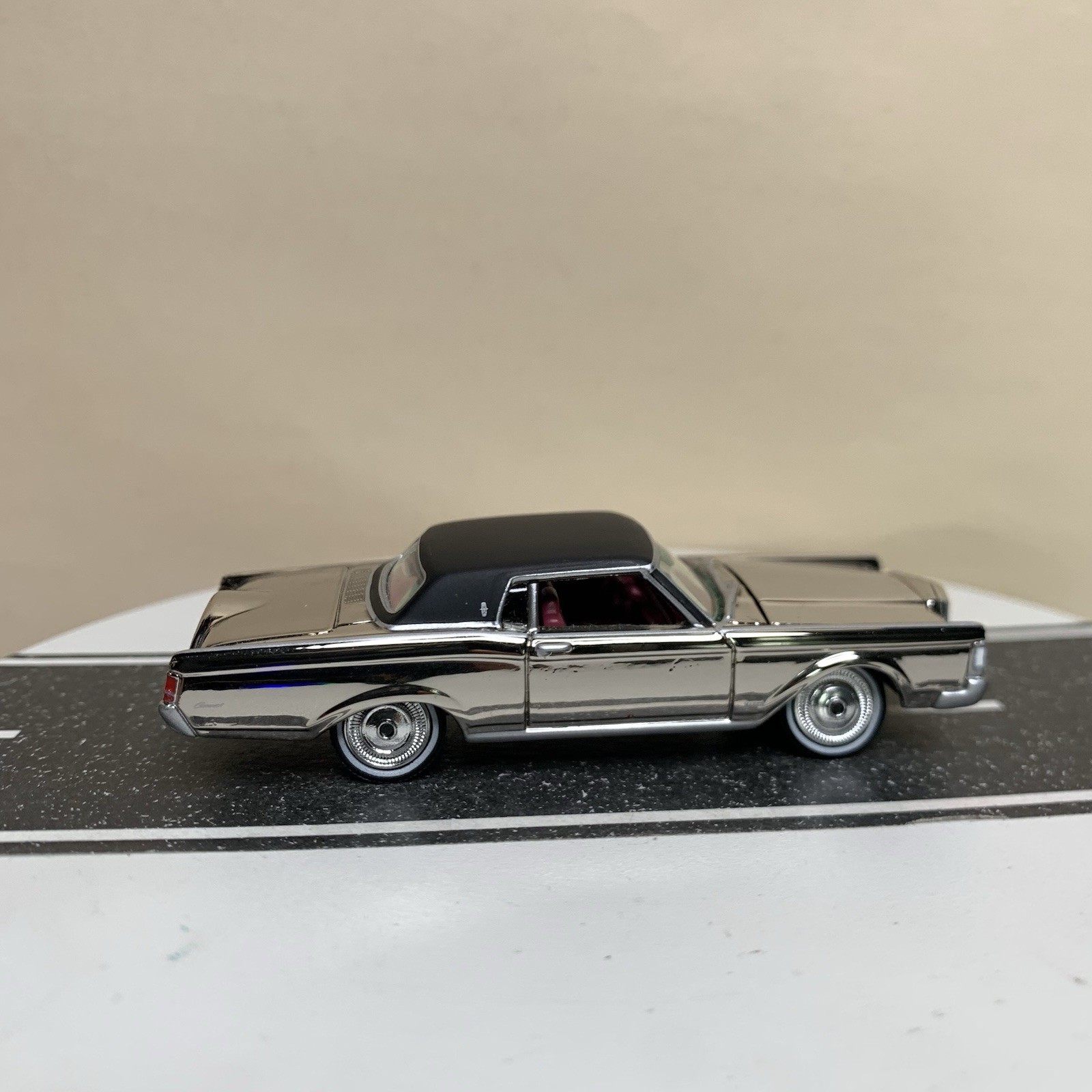 Johnny Lightning Classic Gold 1969 Lincoln Continental Mark III Chrome 1:64 NM