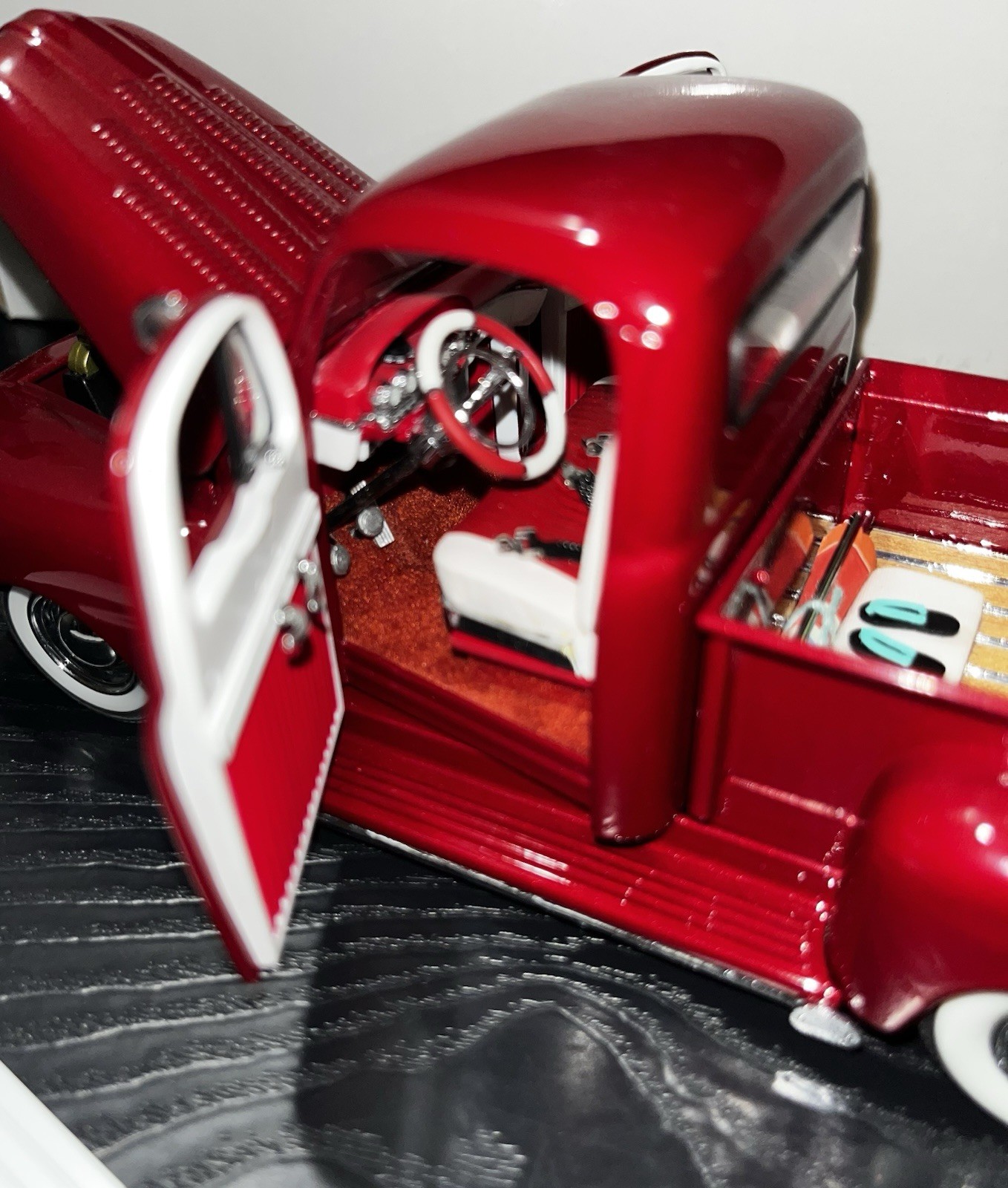 1951 FORD F-150 CUSTOM PICKUP DANBURY MINT CANDY APPLE RED 1:24 DIECAST MODEL