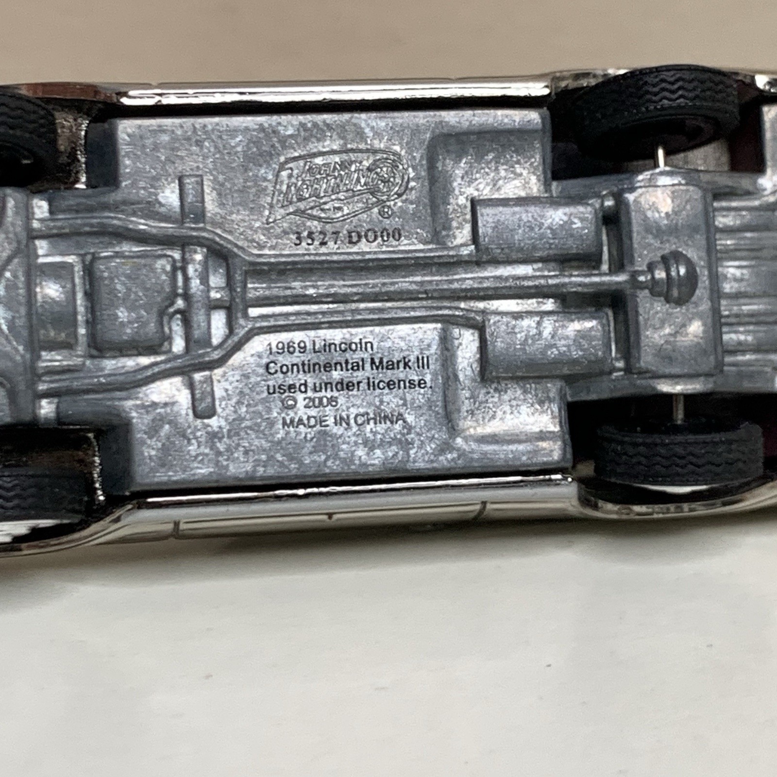 Johnny Lightning Classic Gold 1969 Lincoln Continental Mark III Chrome 1:64 NM
