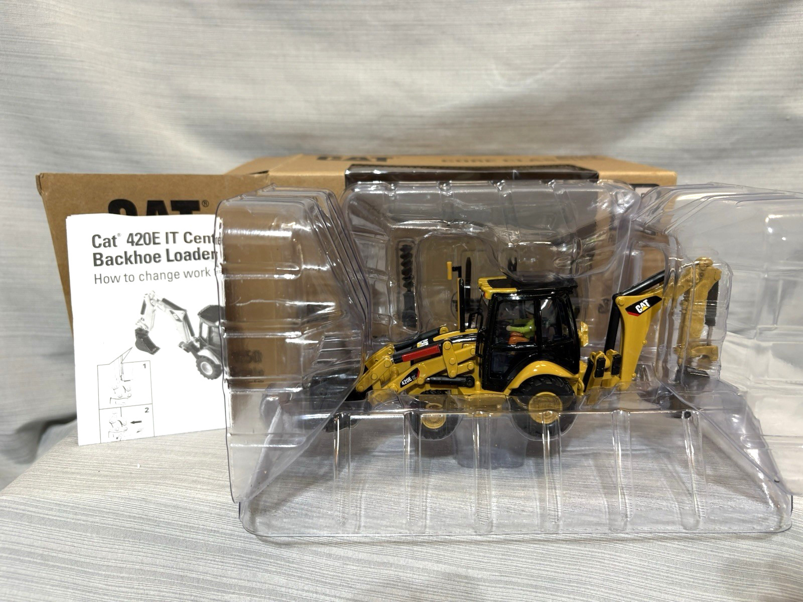 DIECAST MASTERS Caterpillar 420E IT Center Pivot Backhoe Loader 1:50 DM85143