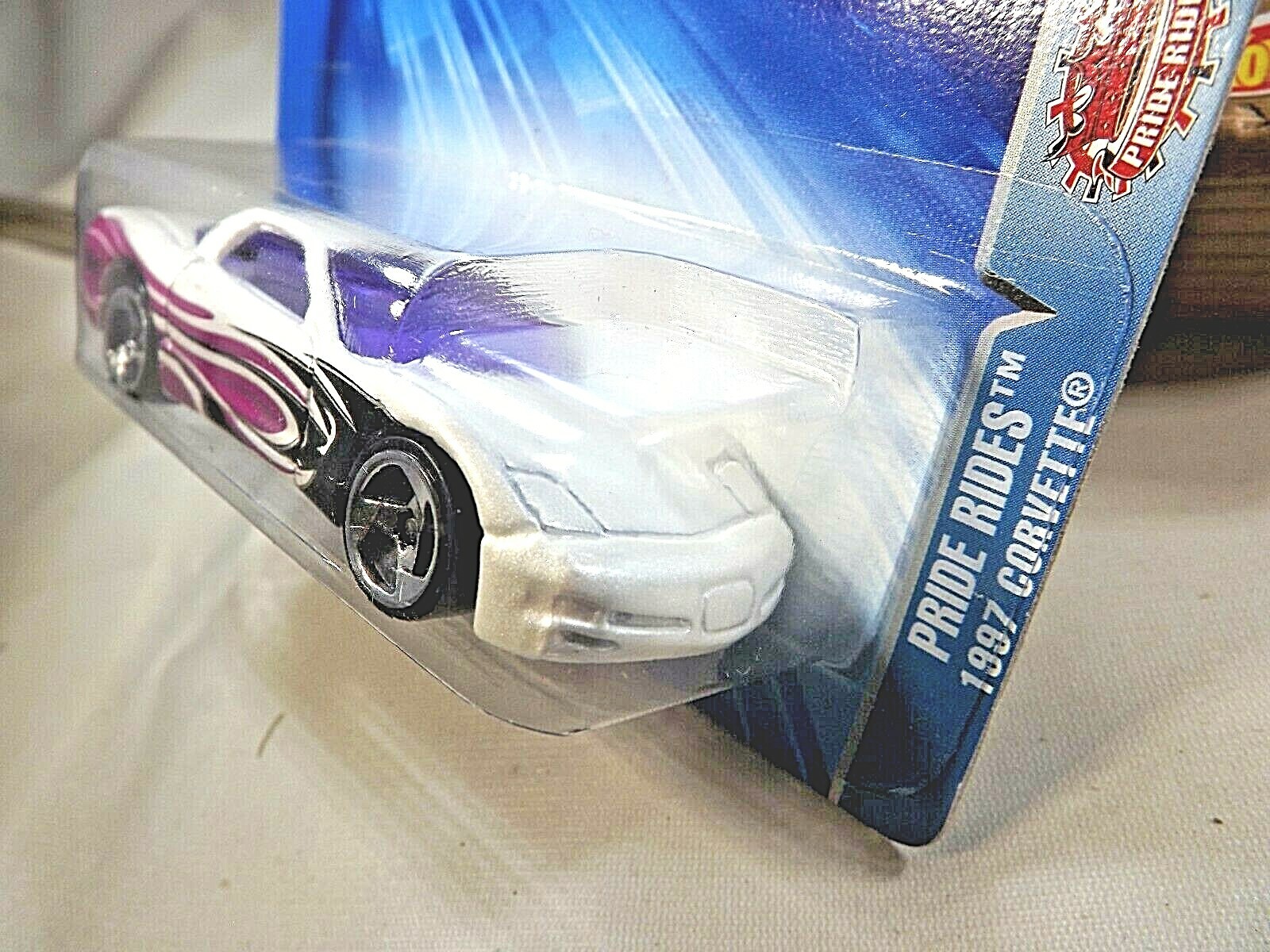 2004 Hot Wheels #196 Pride Rides 1997 CORVETTE White w/Chrome 3 Spoke Wheels