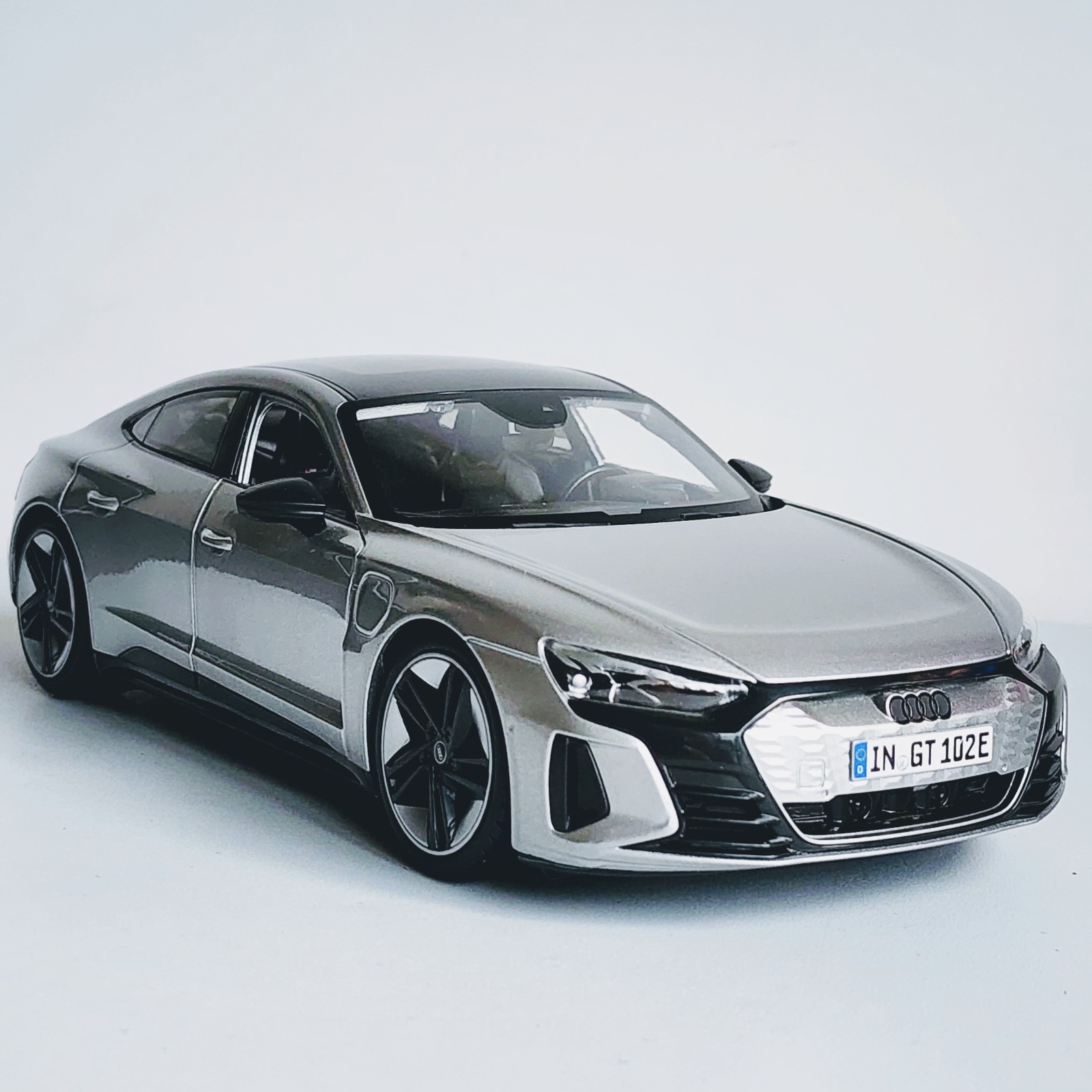 Maisto Special Edition 2022 Audi RS e-tron GT Silver 1:18 Diecast