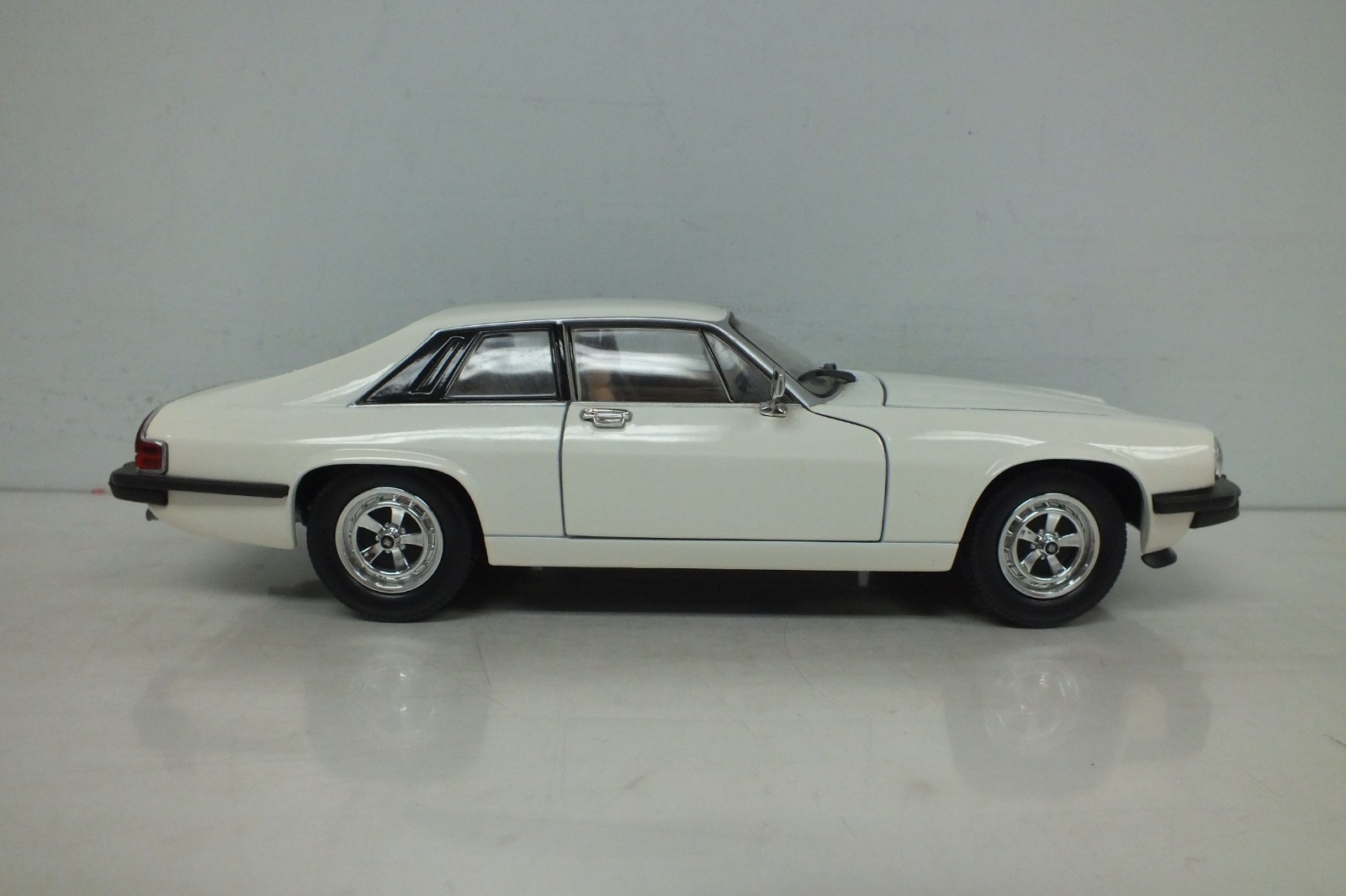 1965 Jaguar XJS Road Signature 1:18 Die Cast