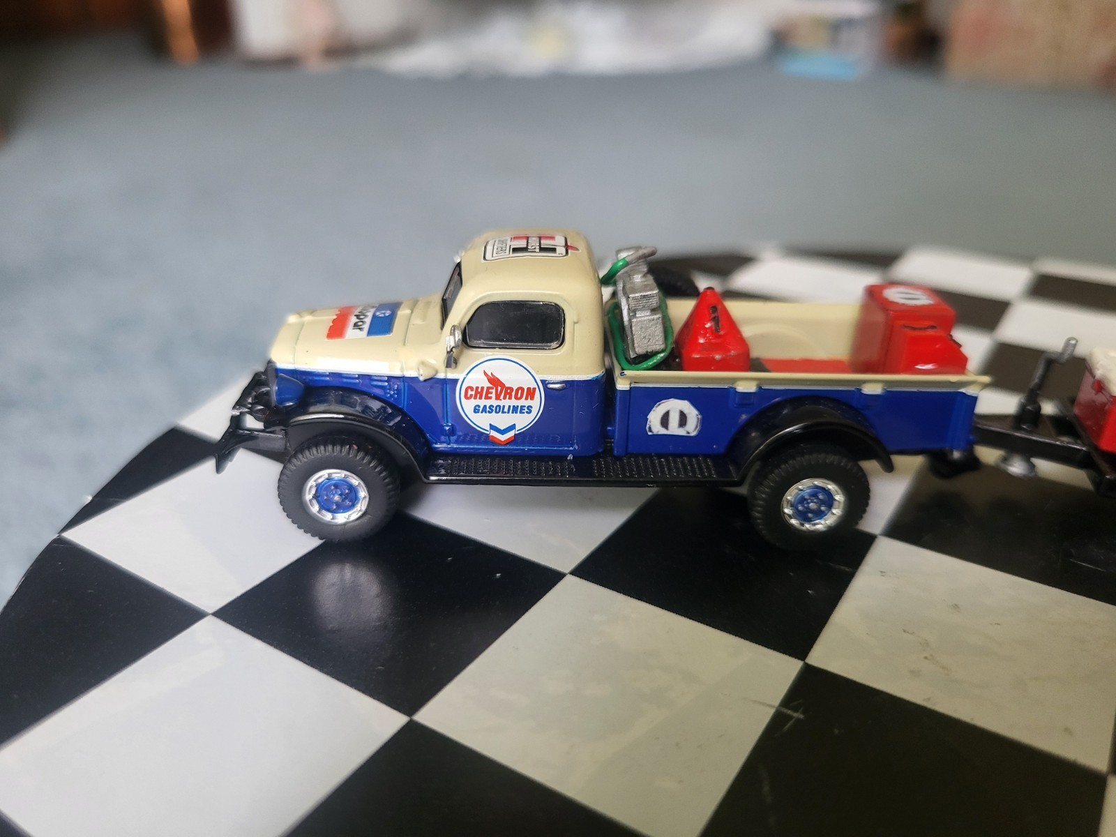 1948 DODGE POWER WAGON WRECKER”CHEVRON” & 69Plym RoadRunner 1/64 Scale Set