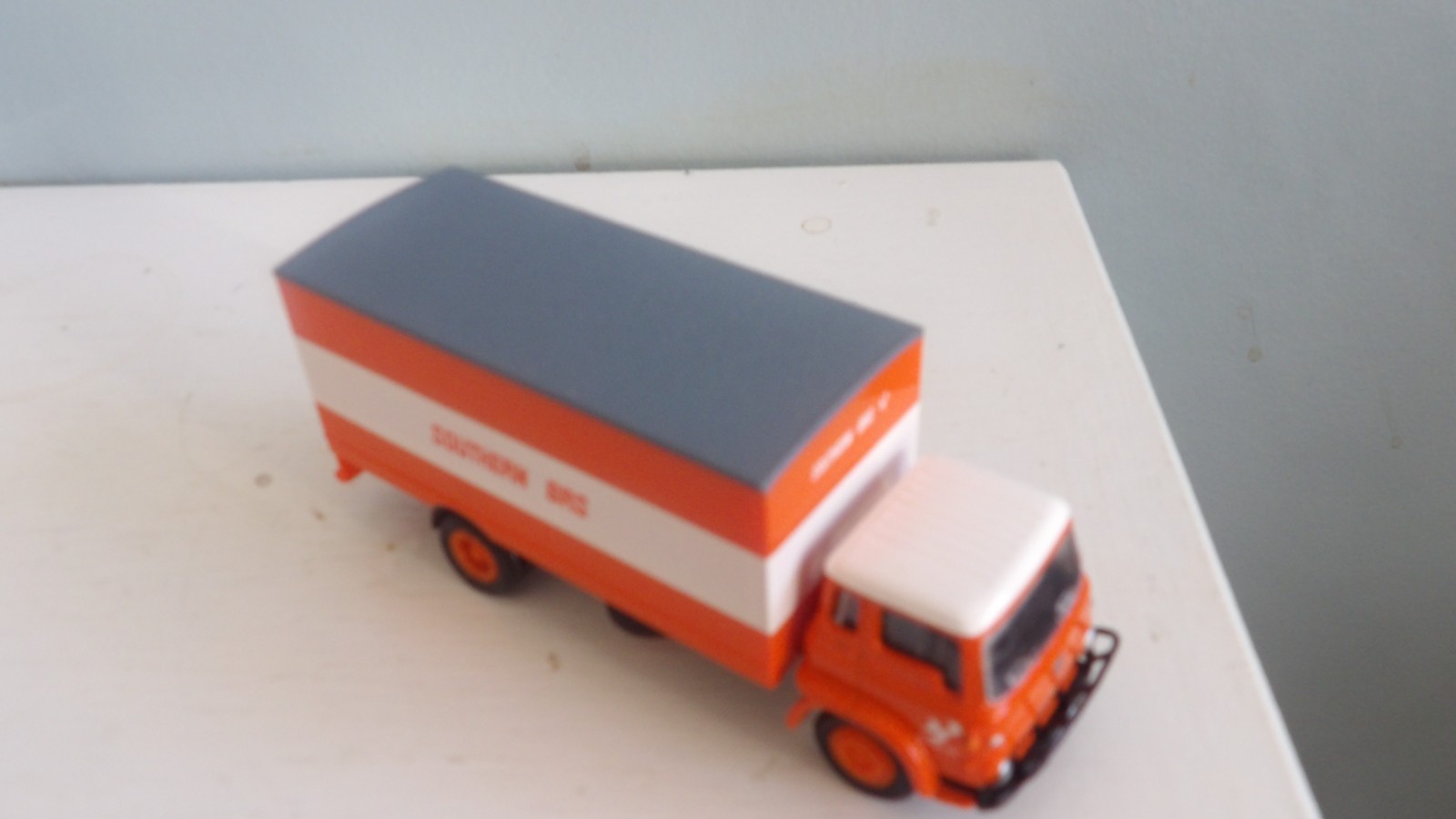 EFE 22901 SOUTHERN BRITISH ROAD SERVICE BEDFIRD TK 2 AXLE SHORT RIGID BOXVAN