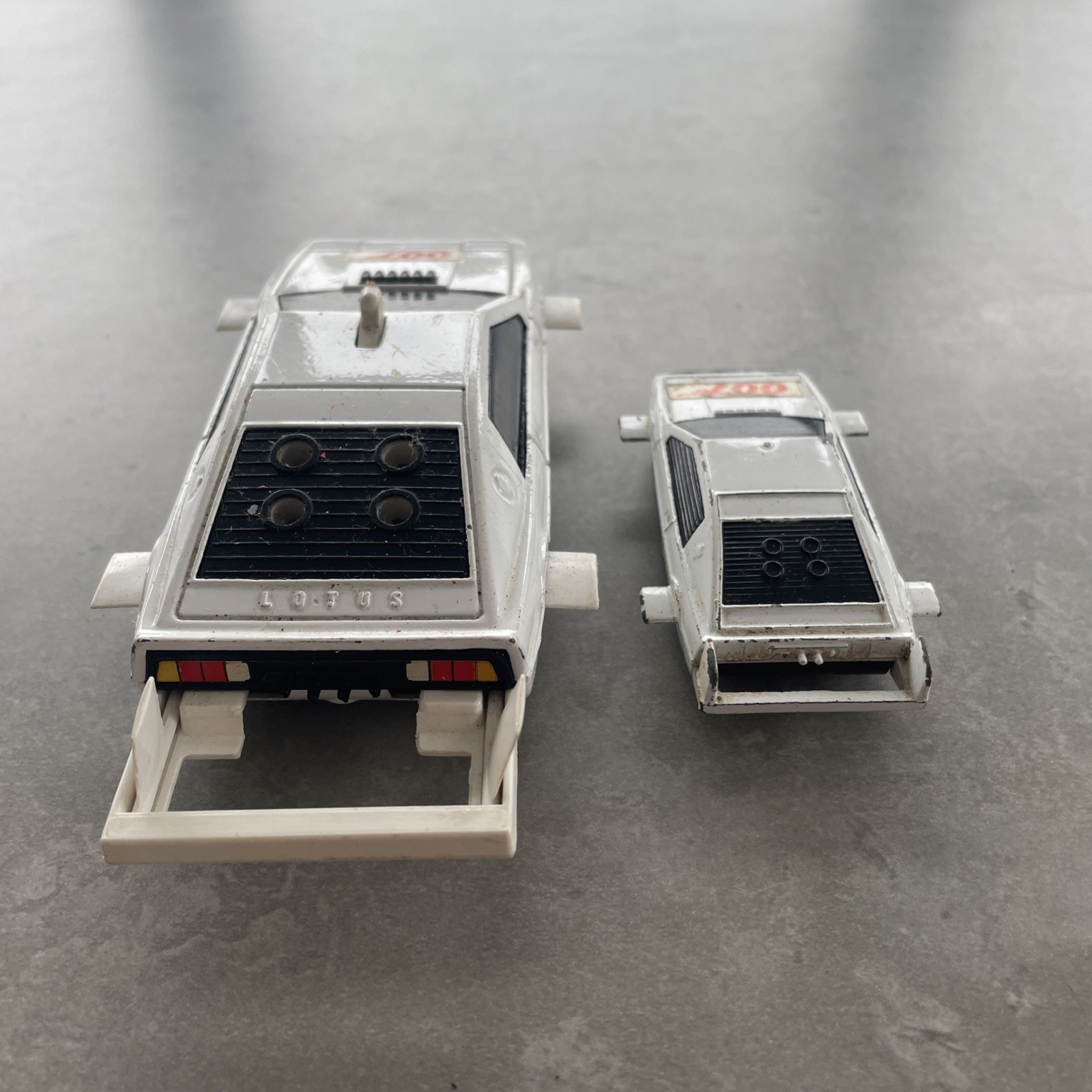 2 Corgi James Bond 007 Lotus Esprit (1 corgi juniors) amphibious cars both GB