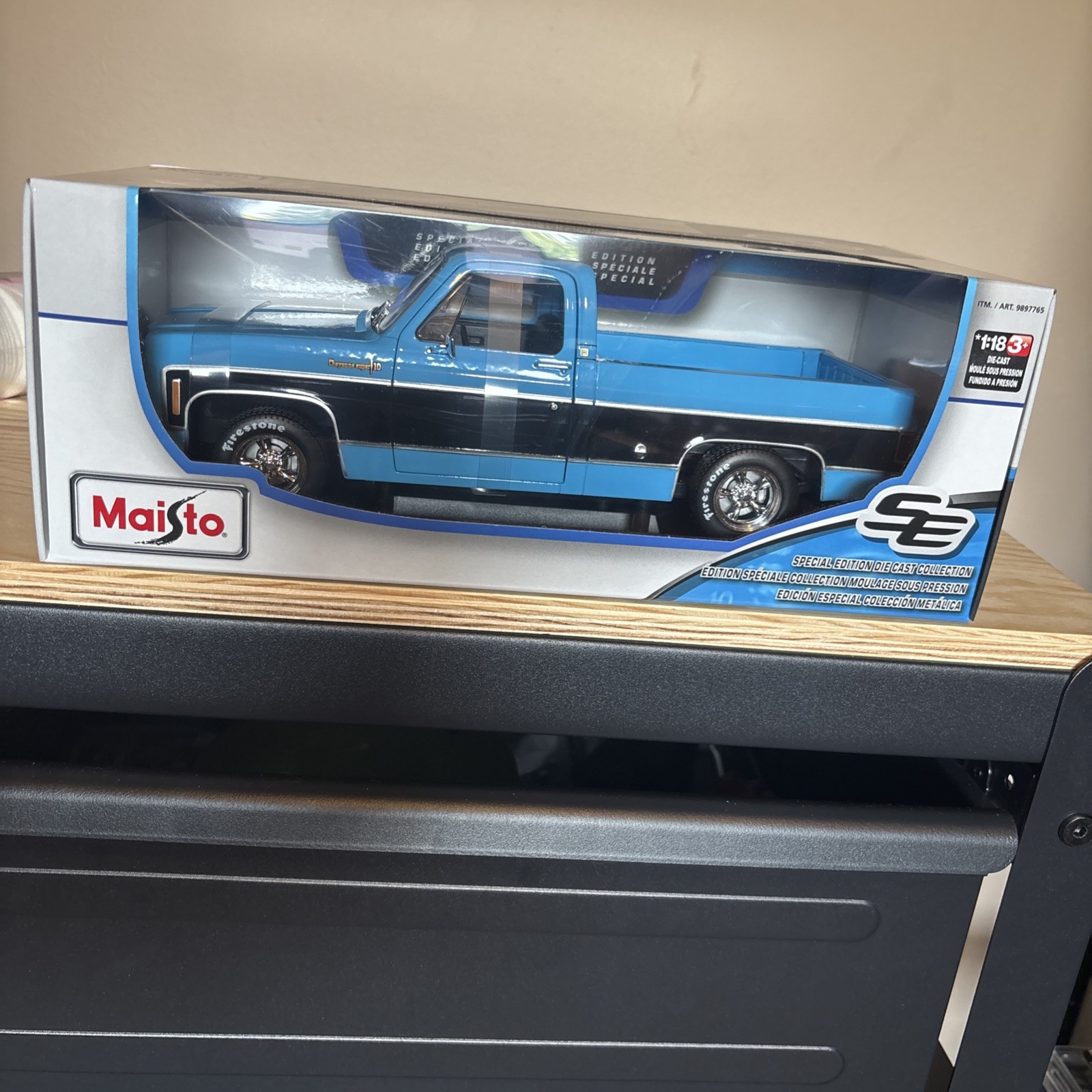 Maisto 1:18 Scale 1974 Chevrolet C10 Cheyenne Blue & Black Diecast Pickup Truck