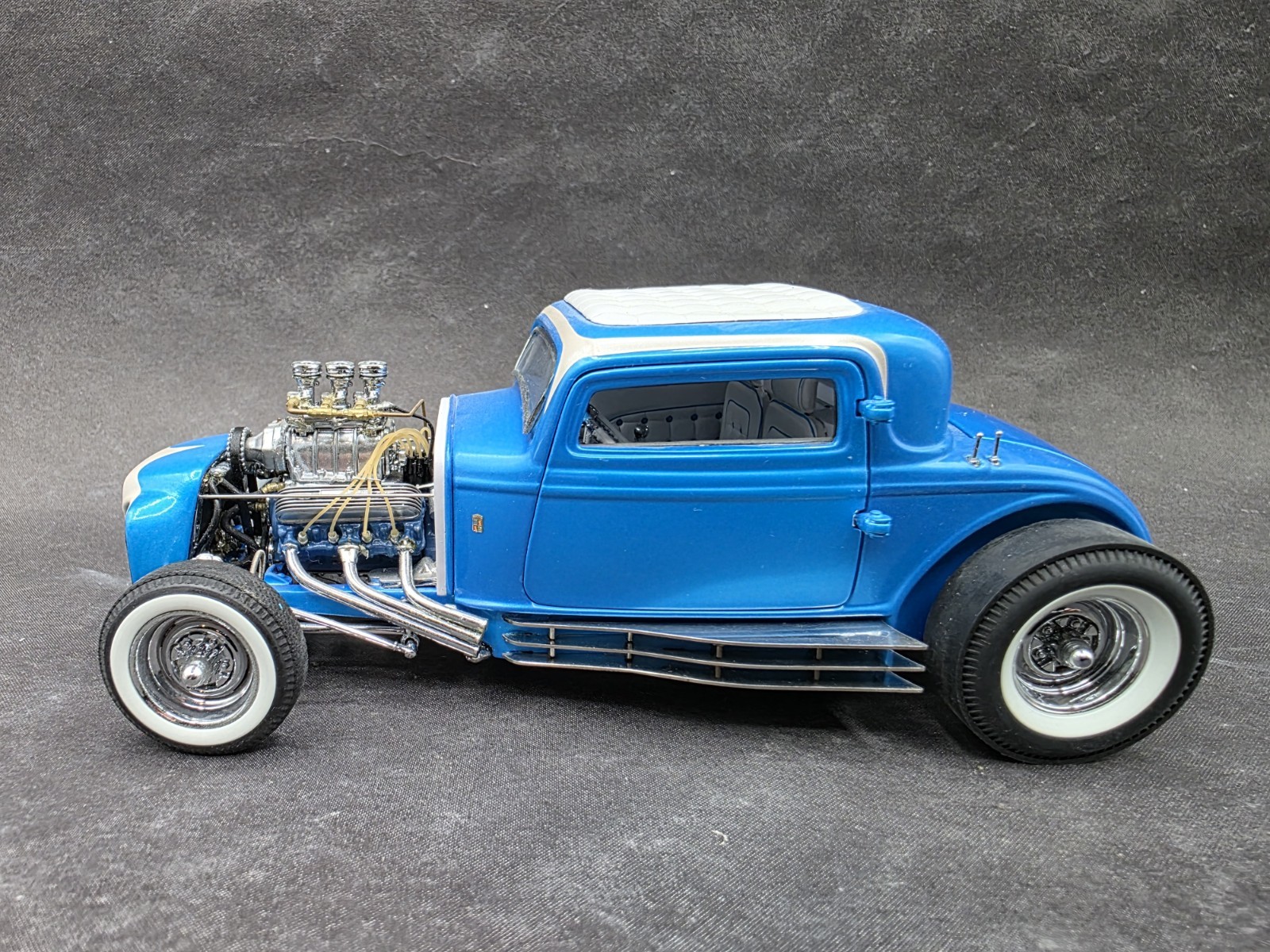 Danbury Mint 1932 Ford Little Deuce Coupe V8 1:24 Scale Diecast Beach Boys Car