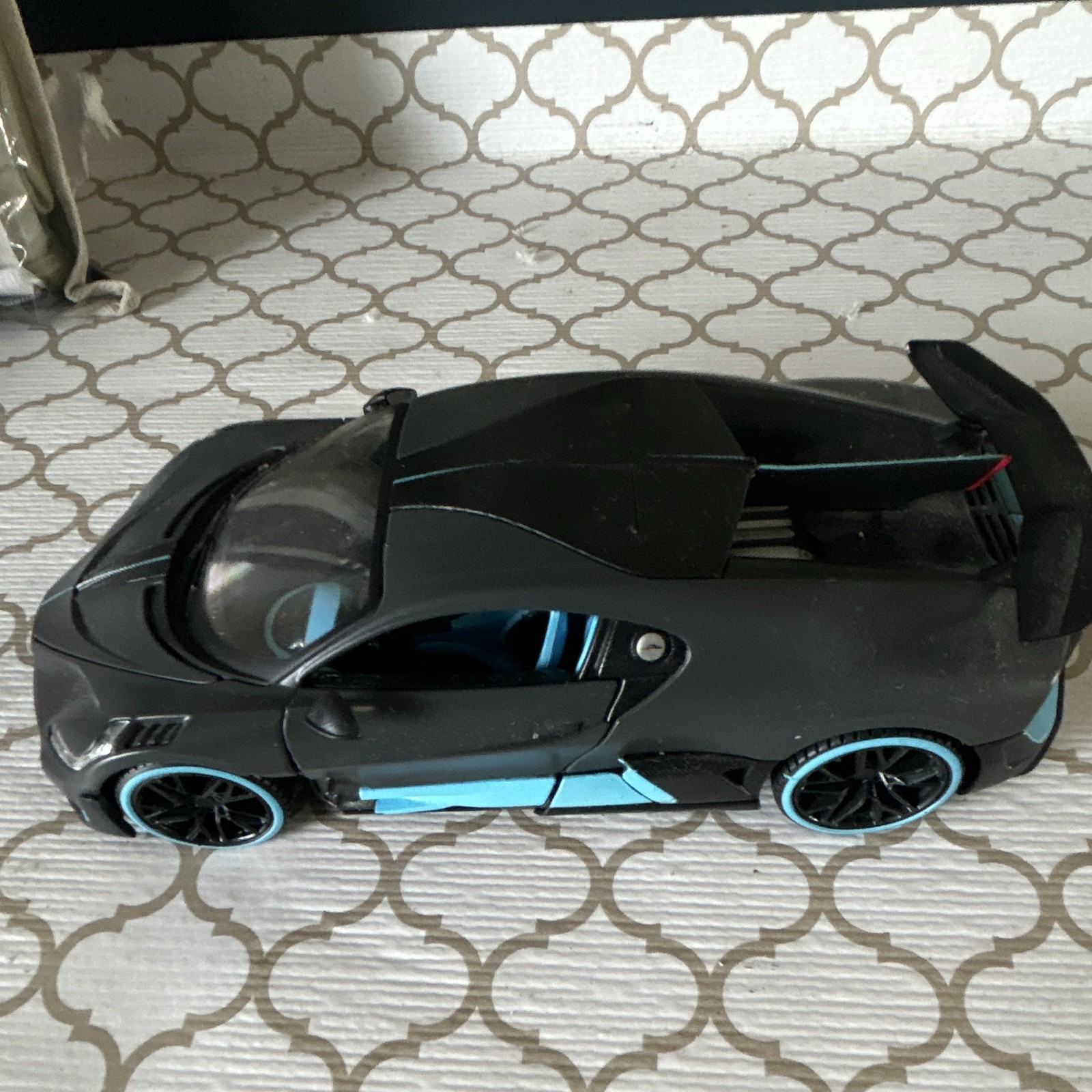 Maisto Diecast Model Sports Car Toy – Black/Blue, Opening Doors Feature