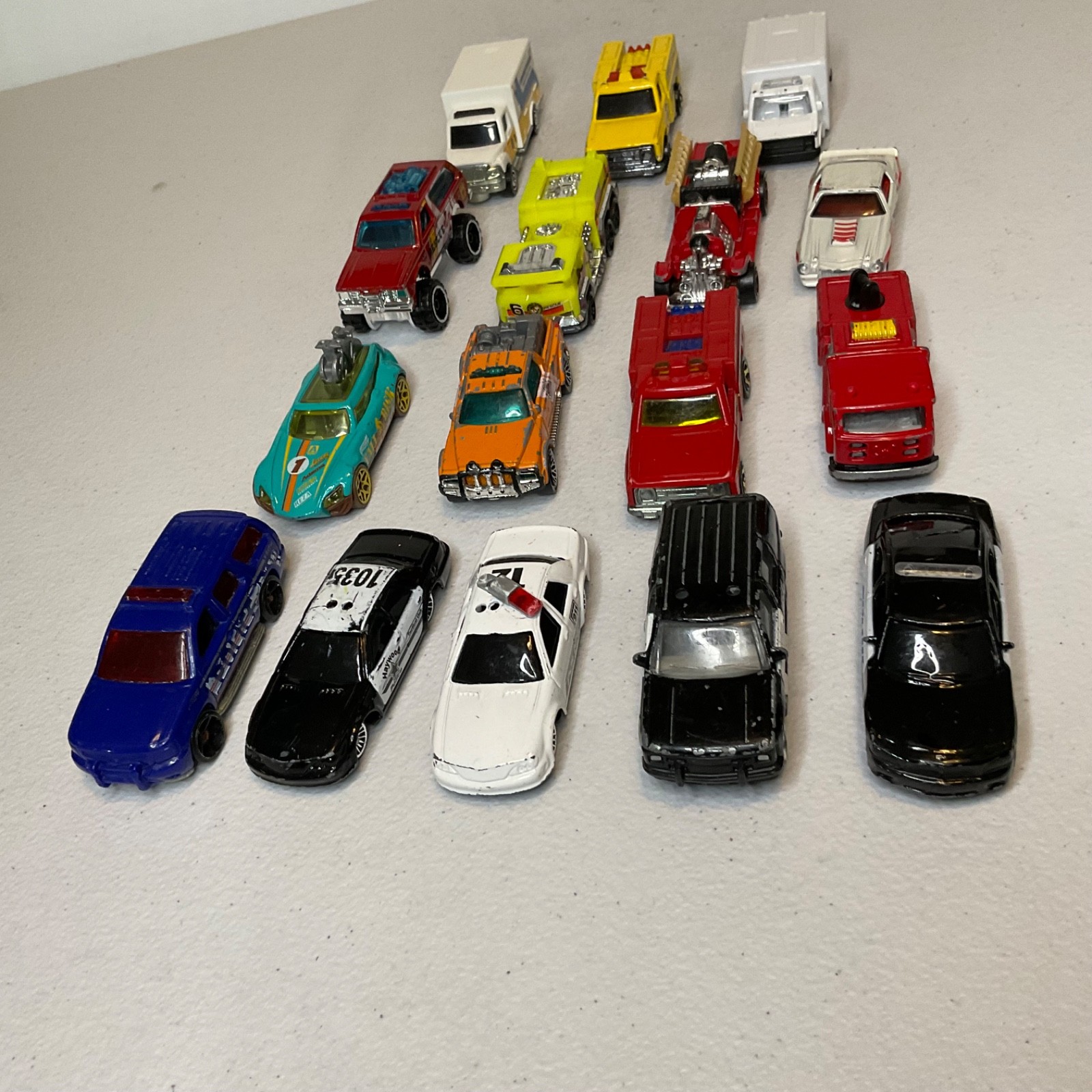 Hot Wheels Emergency Vehicle Lot of 16 Police Fire Rescue Ambulance Cars Trucks
