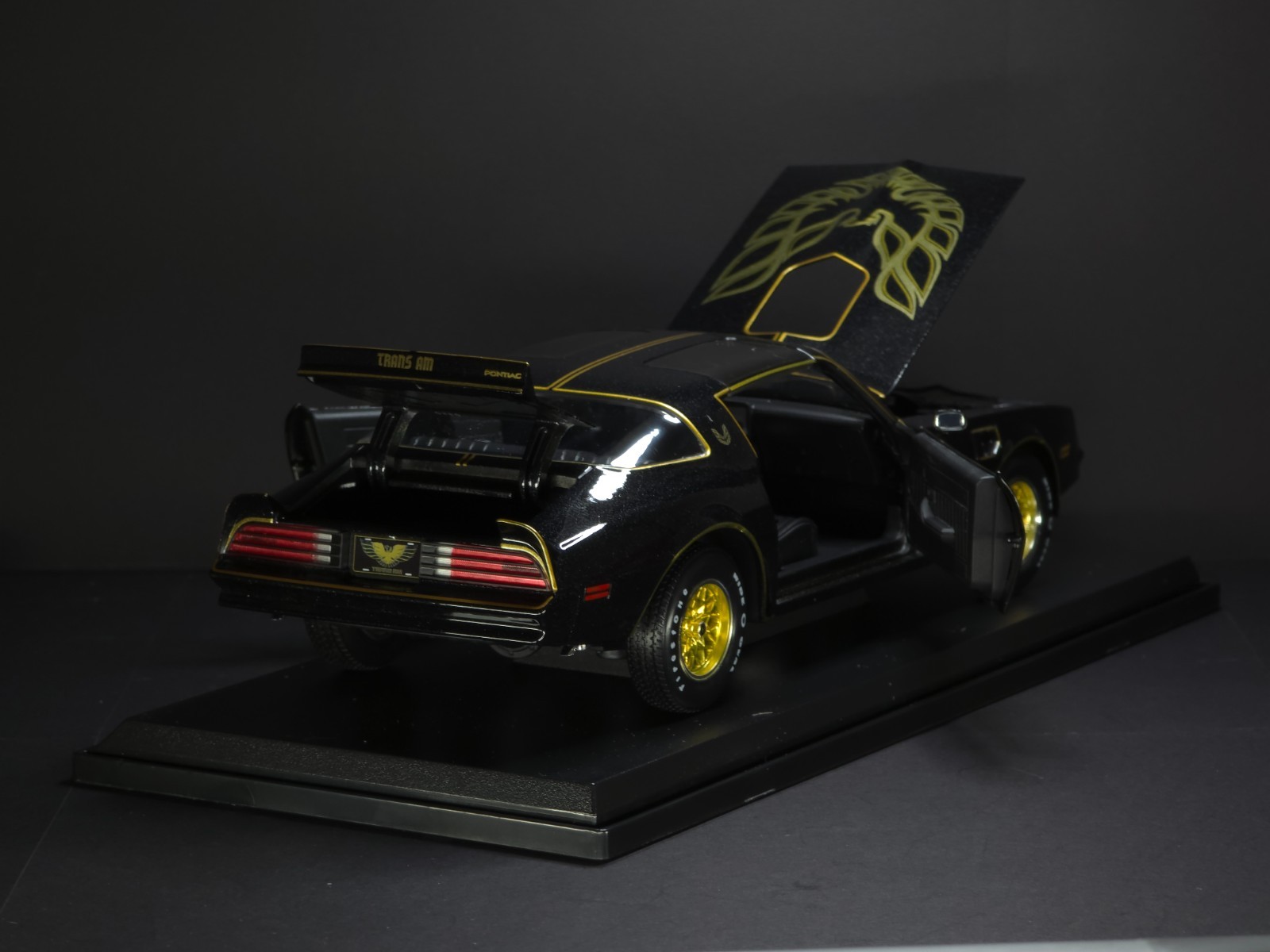 Pontiac Firebird Trans Am 1:18 Maisto Exclusive Style Special Edition – Black
