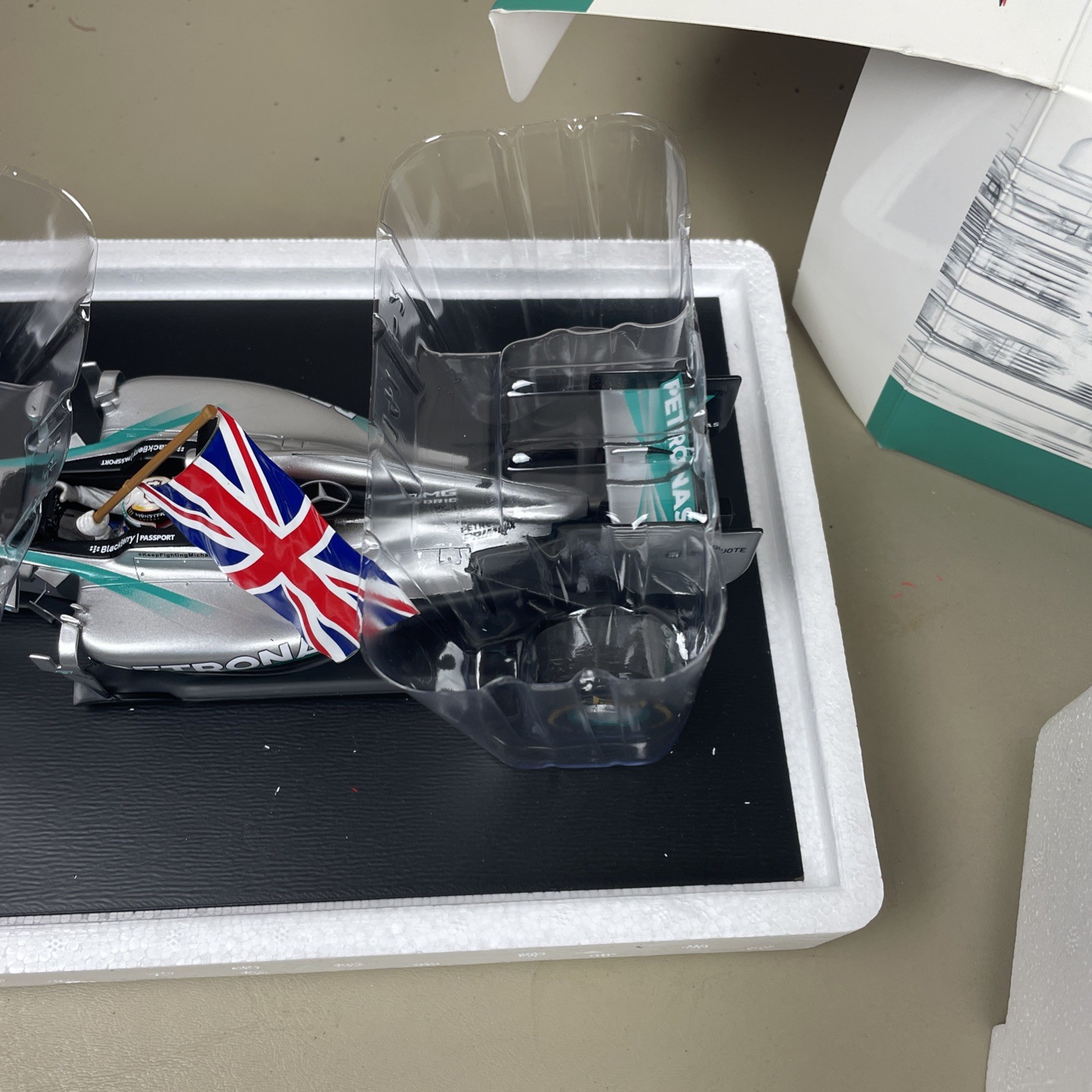 Spark Model 1/18 Lewis Hamilton 2014 Mercedes F1 W05 Winner Abu Dhabi GP 2014