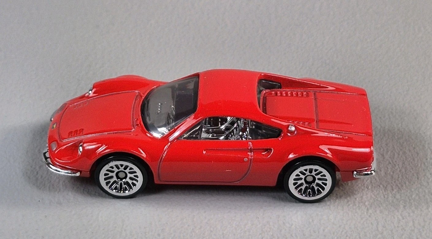 FERRARI DINO 206 GT Diorama Collectible DieCast Model Car 1:64 Red LOOSE