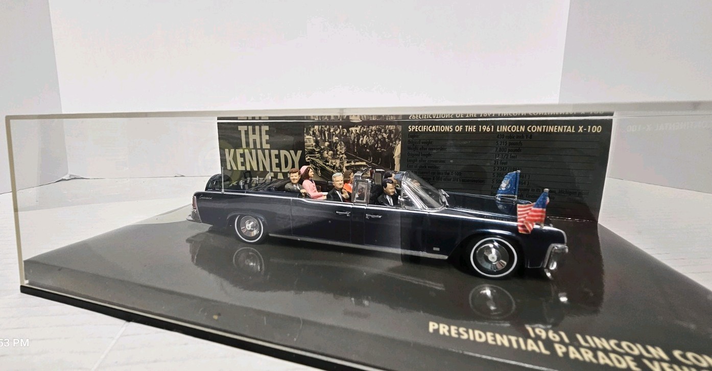 The Kennedy Car 1961 Lincoln Continental Presidential X-100 Minichamps 1/43 Case