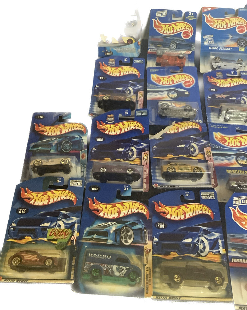 Hot Wheels Bundle – Set of 33 Assorted Cars – (PLEASE SEE PHOTOS) (9250618)
