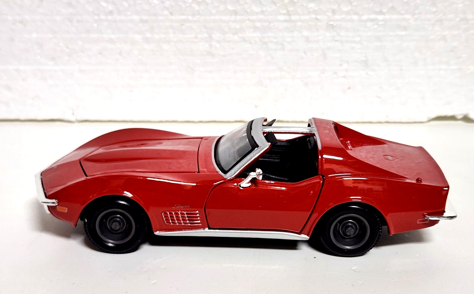 Diecast 1970 Red Chevy Corvette Stingray T-Top 1:24 Scale – Maisto