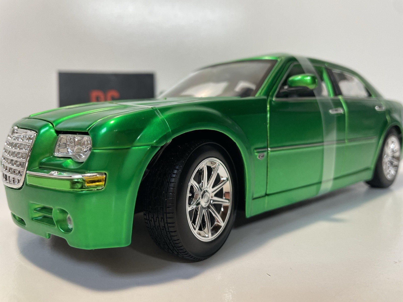 Maisto 2005 Chrysler Hemi 300c 1:18 Scale Diecast Model Car.