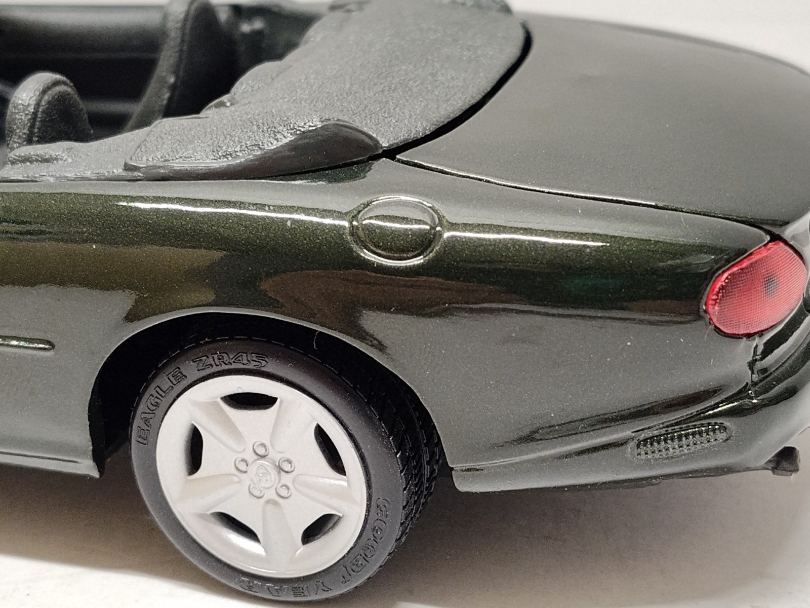 Maisto 1996 Jaguar XK8 Convertible Roadster 1:24 Scale Diecast Car Dk Green Toy