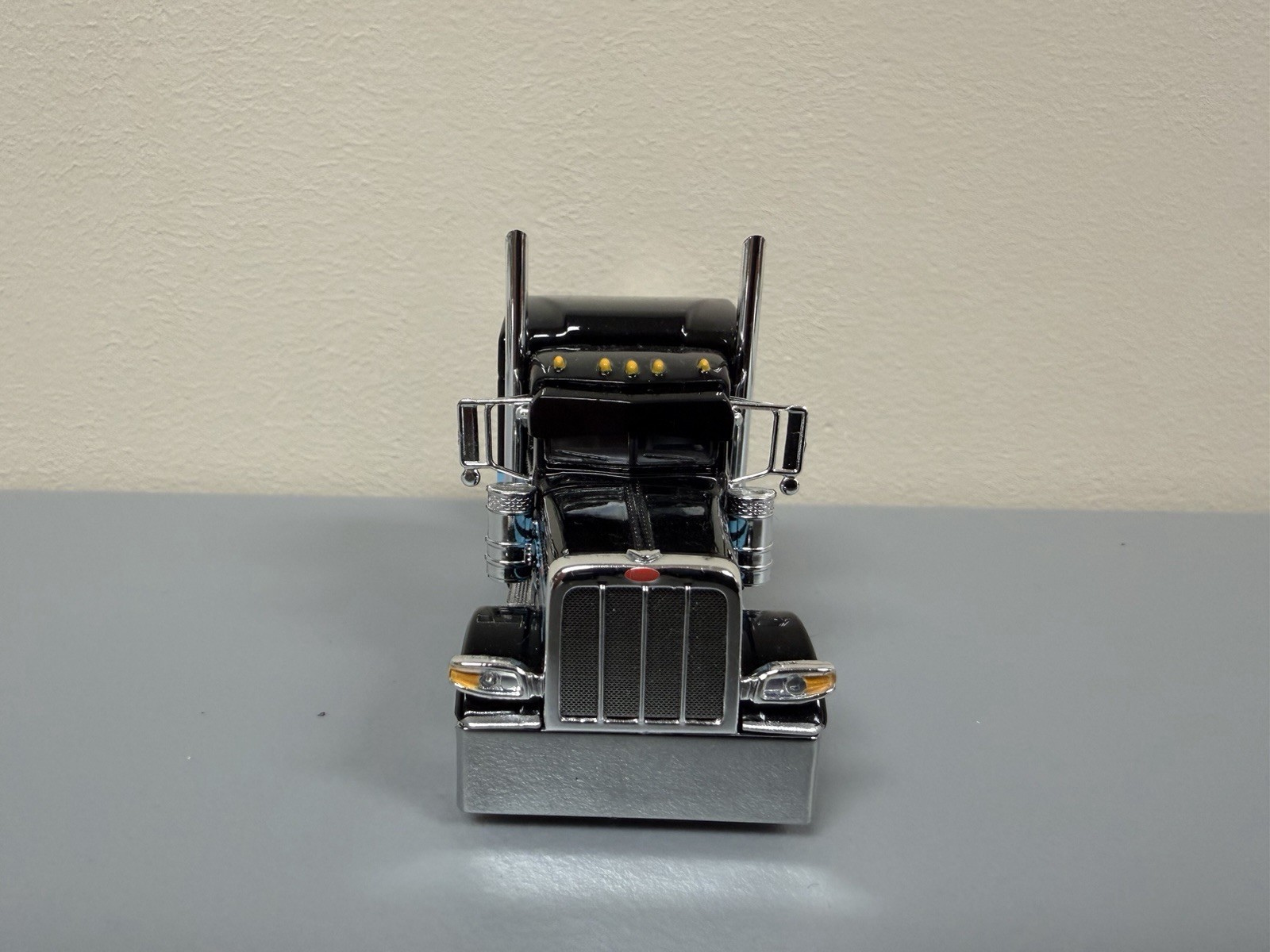 DCP 1/64 Peterbilt 389 63” Mid Roof Sleeper Black Blue & Dark Red Frame