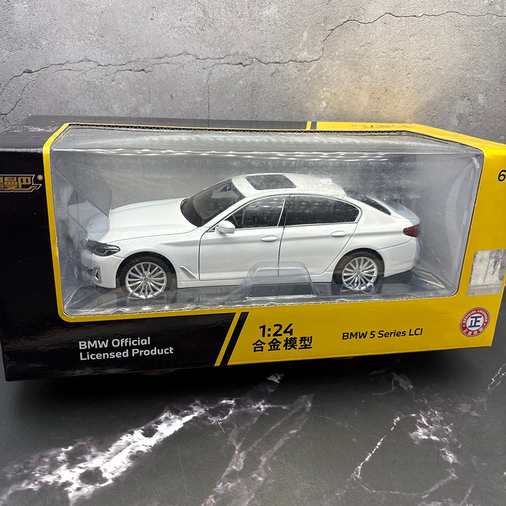 2024/2026 BMW 530Li 5 Series 1:24 Scale Diecast Model – White – Licensed – W/Box