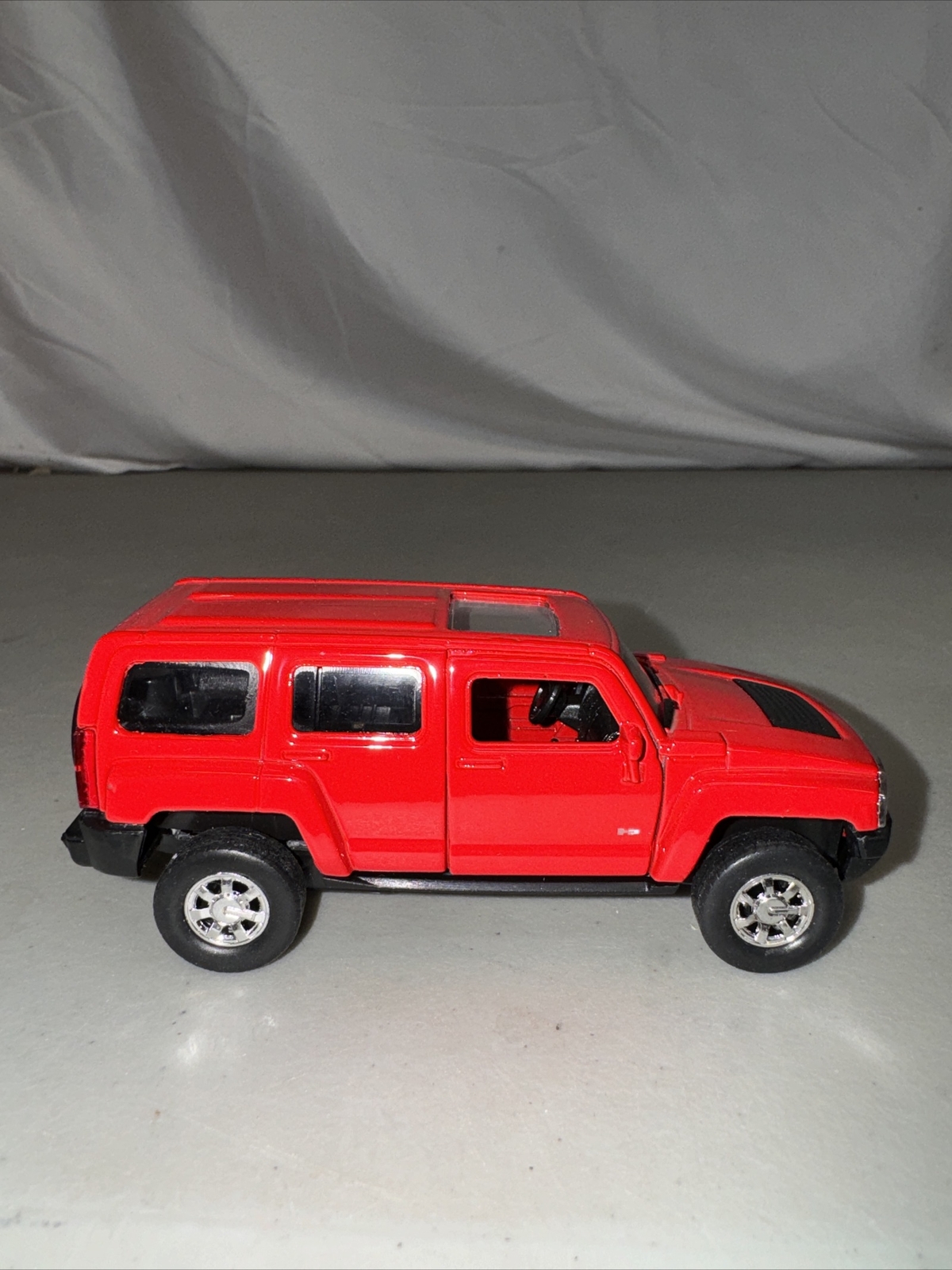 Welly Hummer H3 Die Cast Car 43629 Licensed 4 1/2 Inches Pullback Red New