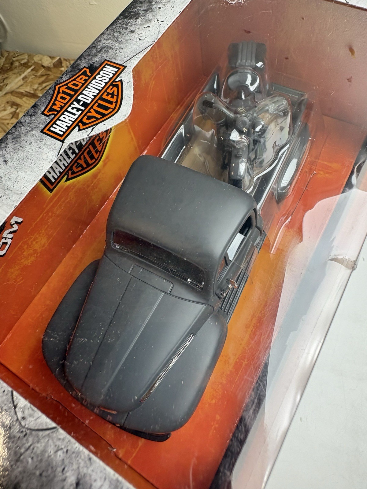 Maisto H-D Custom – 1:24 Scale Gray 48 Ford F1 & 42 WLA Flathead – Harley