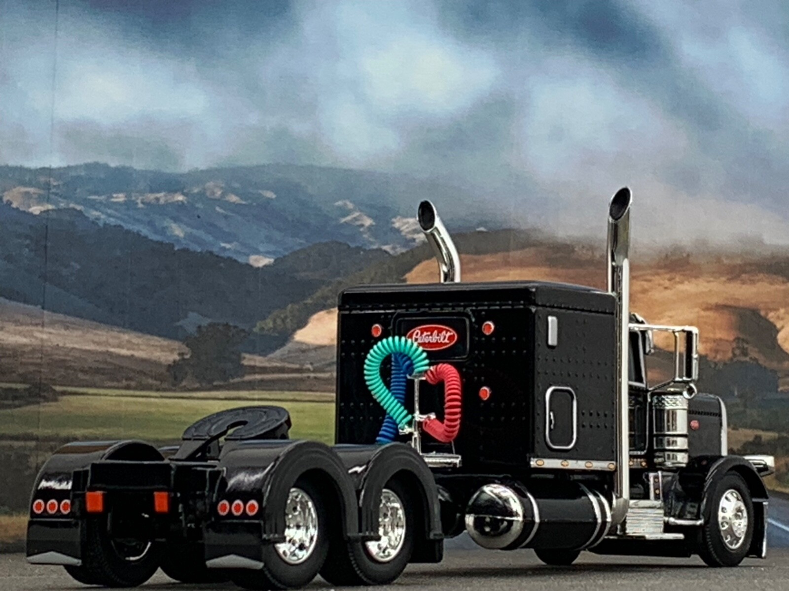 1/64 DCP BLACK PETERBILT 389 W/ 63″ FLAT TOP SLEEPER