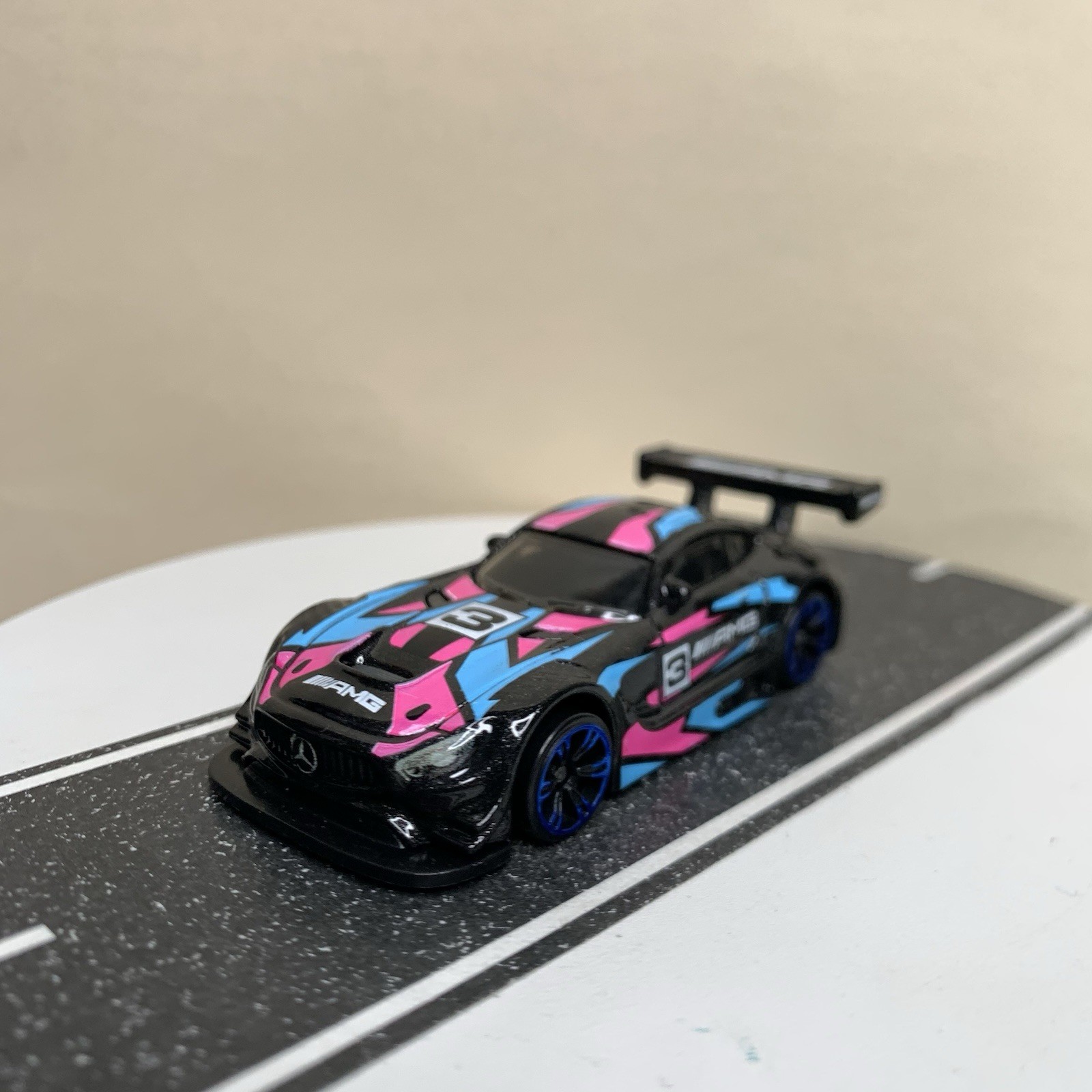 2024 Hot Wheels Neon Speeders #5/8 ’16 Mercedes-AMG GT3 Black/Blue/Pink 1:64 NM