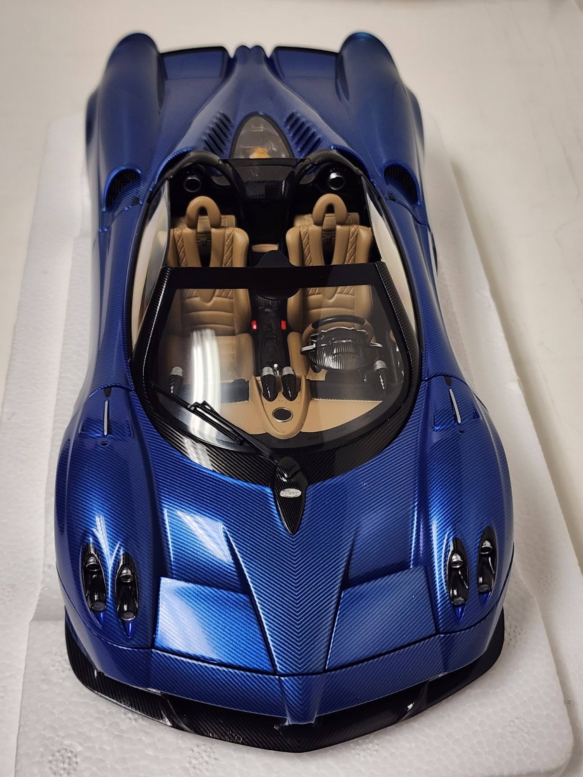 AUTOart 1:18 diecast car – Pagani Huayra Roadster (BLU Tricolore Carbon Fiber).