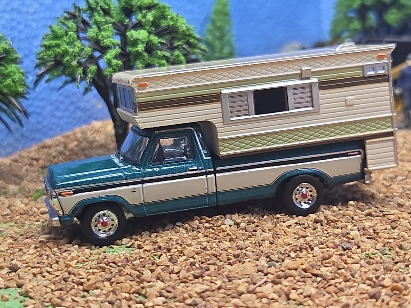 GREENLIGHT 1978-79 4×4 Ford F-250 XLT Lariat Truck 1:64 CAMPER Farm Ertl 1979