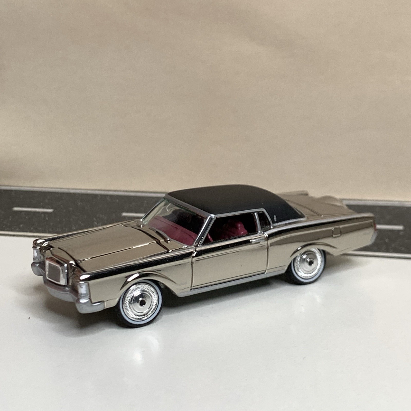 Johnny Lightning Classic Gold 1969 Lincoln Continental Mark III Chrome 1:64 NM