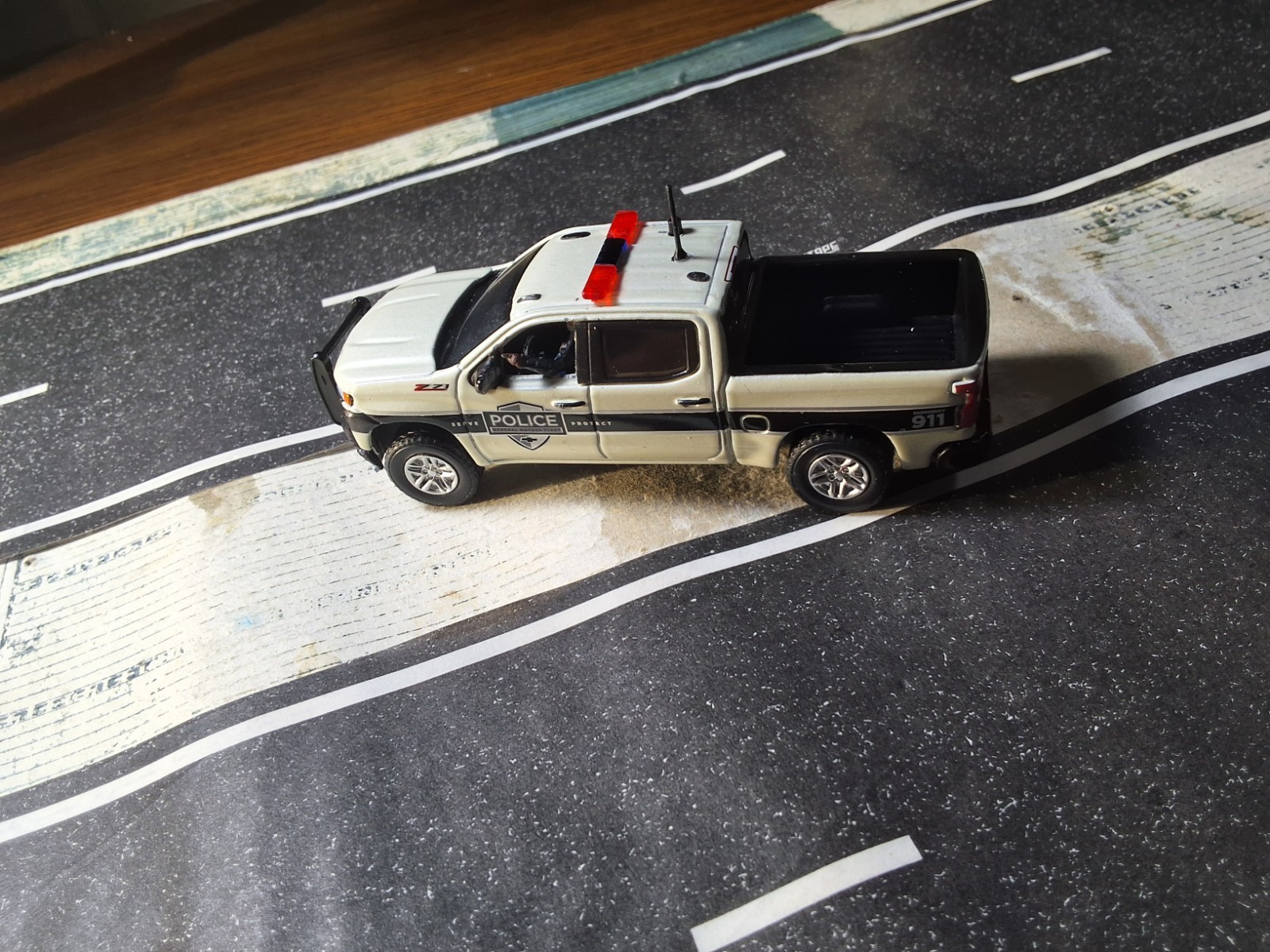 Greenlight Police Custom 1/64 Chevy Silverado SSV with Police Officer Driving