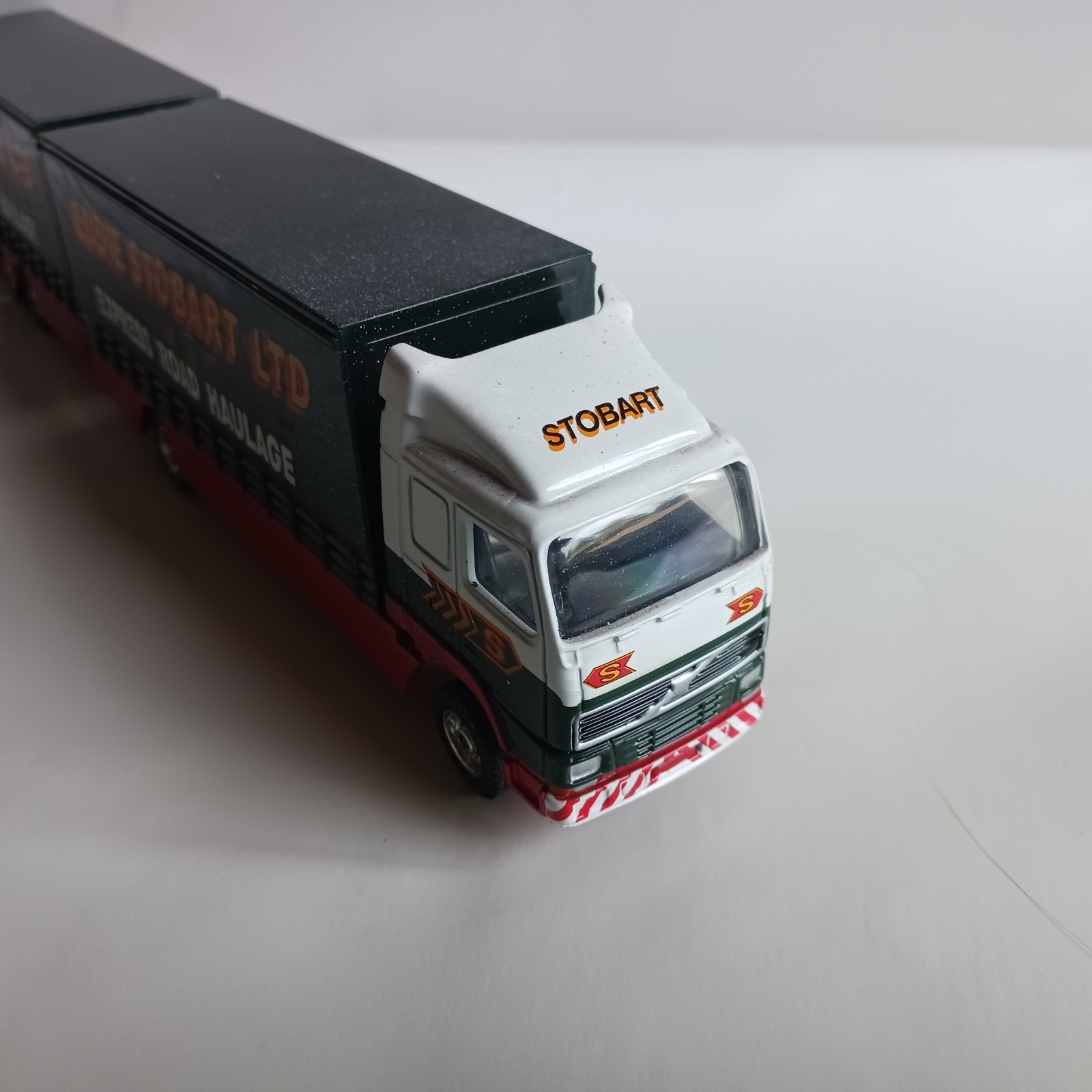 Corgi Diecast 59516 – Volvo Short Wheelbase Lorry & Trailer – Stobart