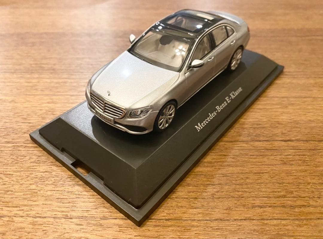 1/43 Mercedes-Benz E-class silver Collectables 17+