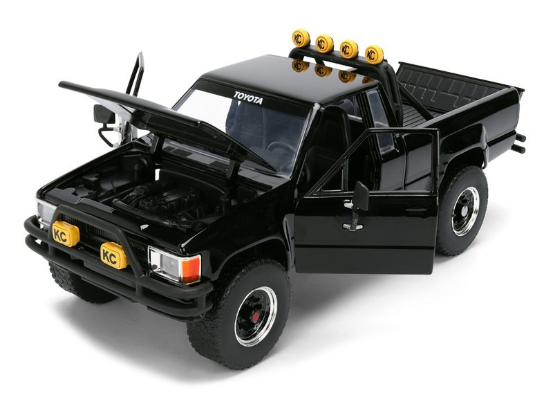 JADA BACK TO THE FUTURE 1985 TOYOTA SR5 PICK UP MARTY’S SKATEBOARD 1/24 BK 36479