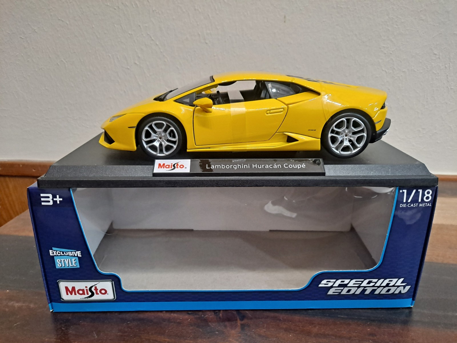 Rare Lamborghini Huracan Coupé LP 610-4 1:18 Yellow Diecast Car with Stand & Box