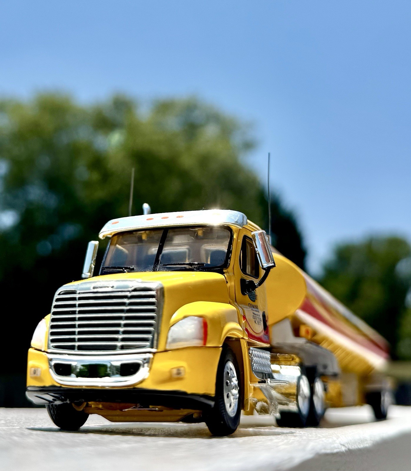 Tonkin 1/53 Loves Freightliner Cascadia Day Cab Fuel Tanker Semi Limited Edition
