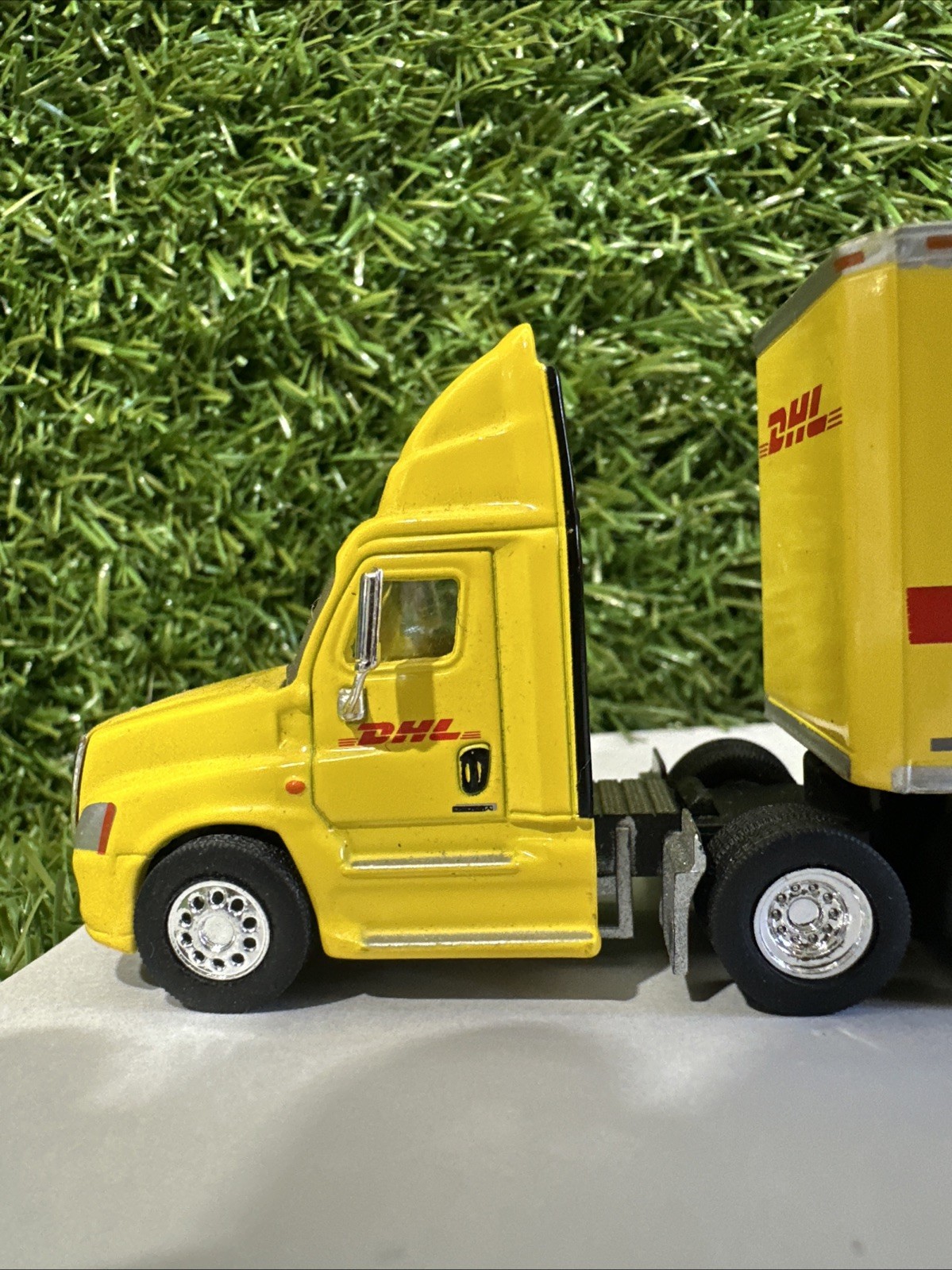 1/87 Scale Trucks N’ Stuff Freightliner Cascadia DHL With 28” DD Double SPT3120