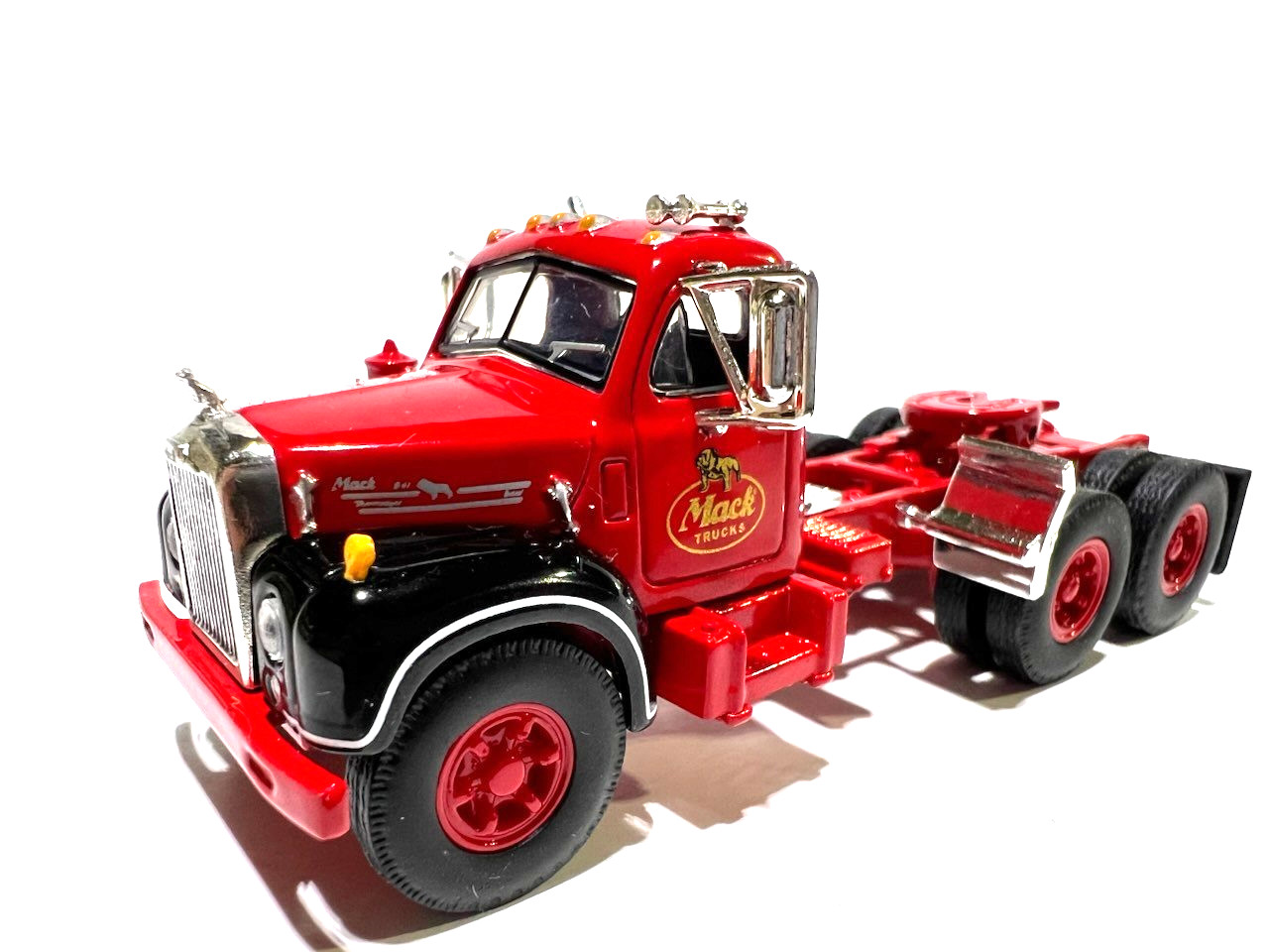 DCP / FIRST GEAR 1/64 SCALE B MODEL MACK DAY CAB, RED WITH BLACK FENDERS