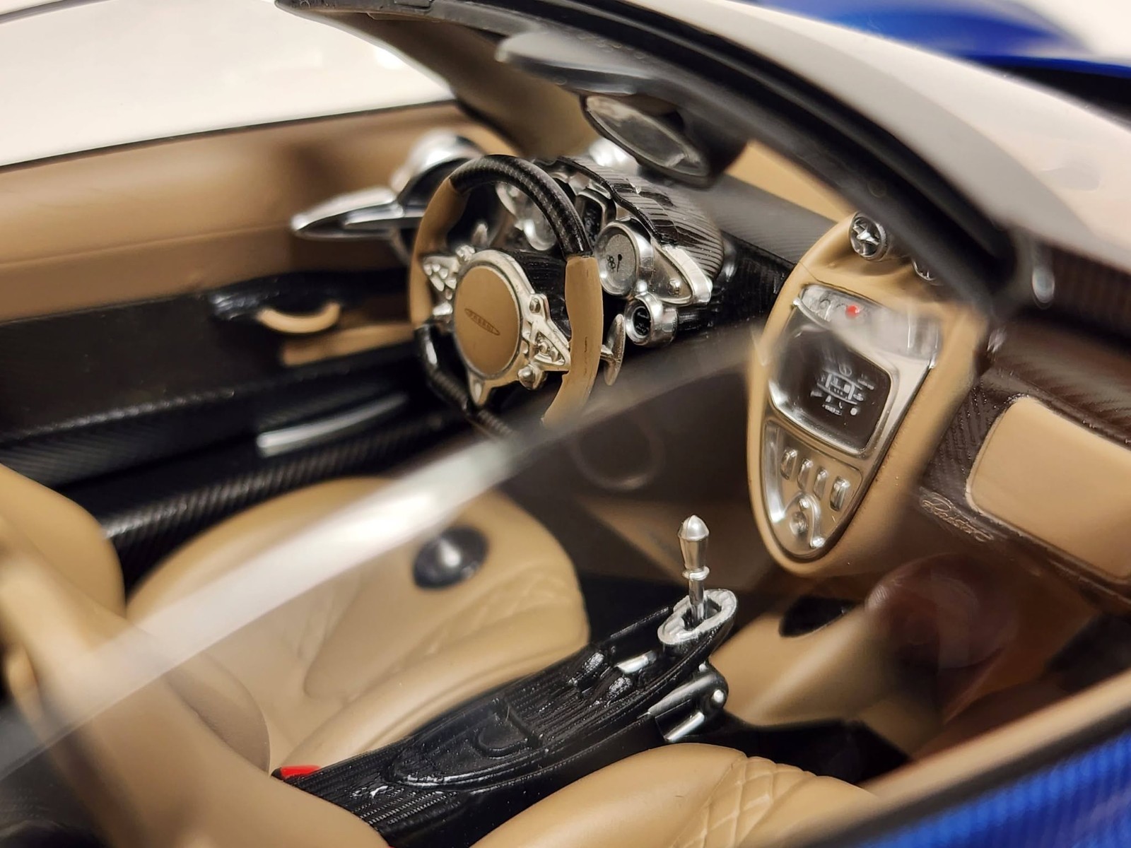 AUTOart 1:18 diecast car – Pagani Huayra Roadster (BLU Tricolore Carbon Fiber).