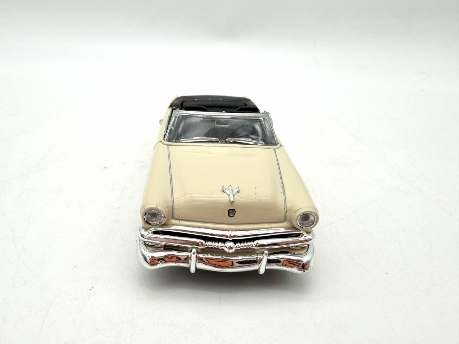 Welly 1953 Ford Crestline Sunliner Convertible Diecast 1:43