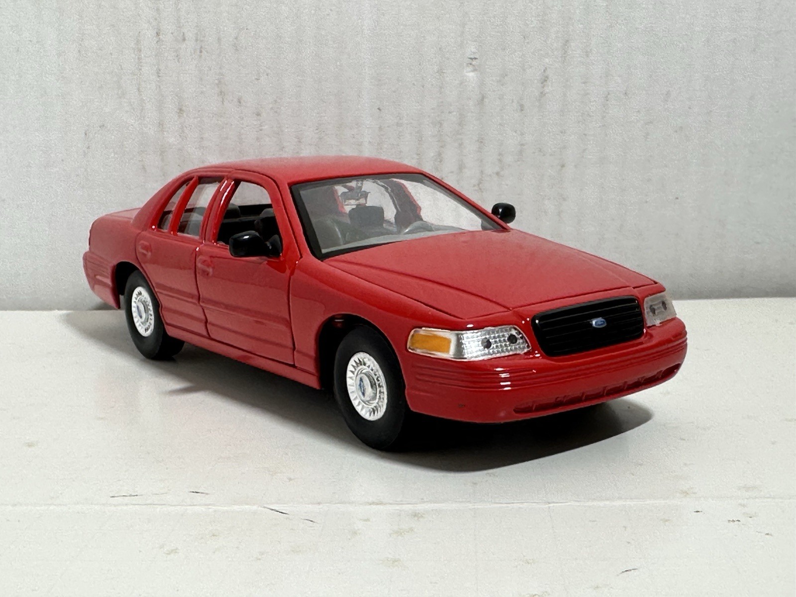 WELLY 1999 FORD CROWN VICTORIA RED 1:24 DIECAST MODEL NEW NO BOX