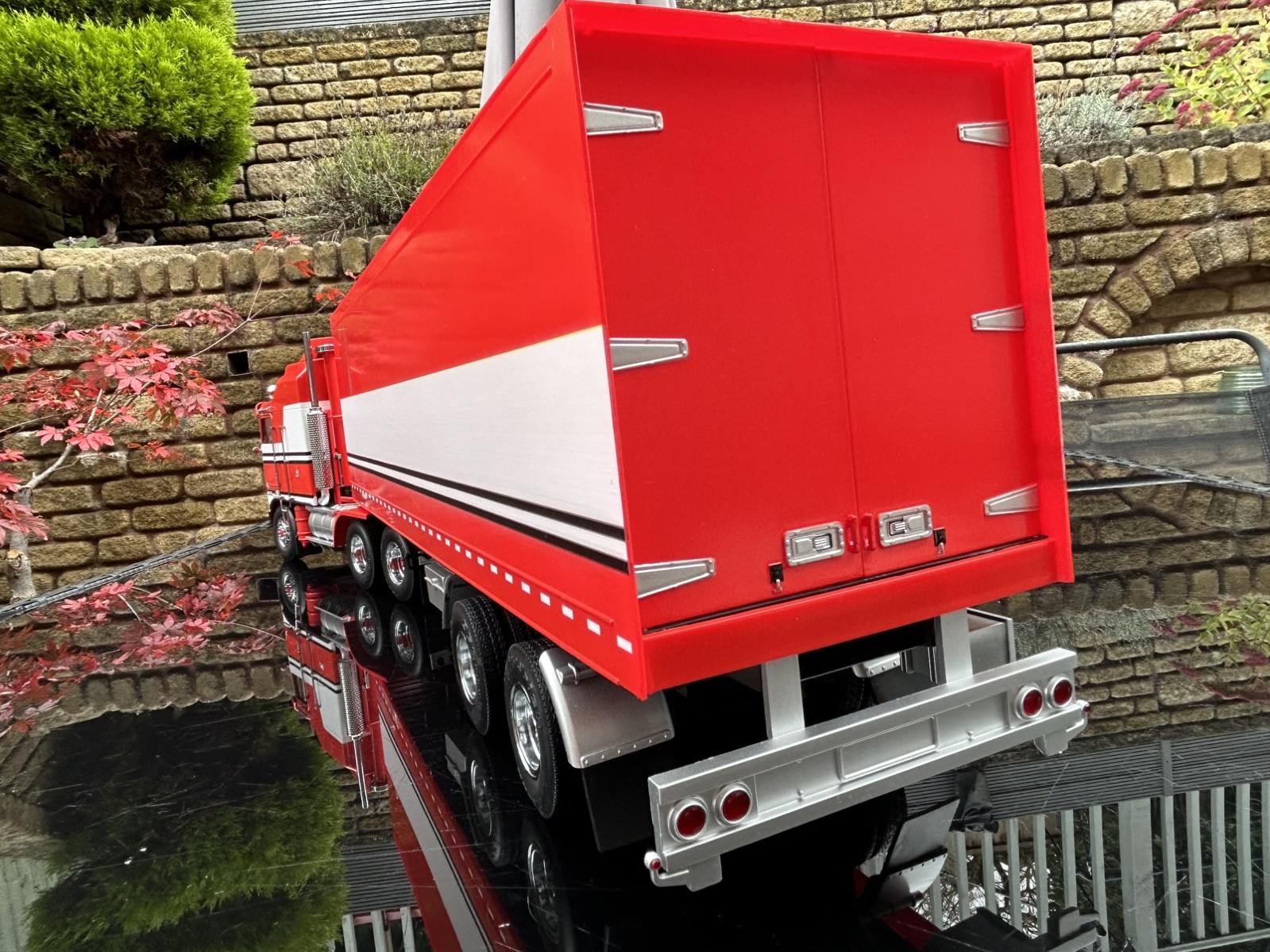 Road Kings 1/18 Scale Kenworth Truck & trailer , Bj and the bear colour scheme