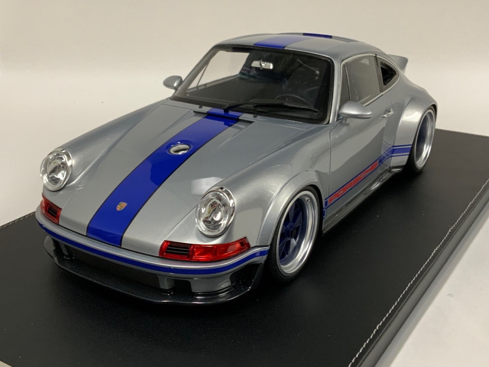 1/12 scale IVY model of Porsche 911 Singer DLS Gray with Blue stripe 40 pcs