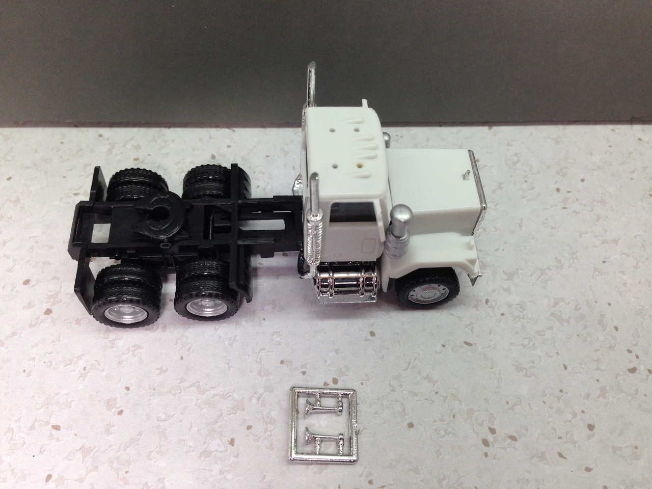 HO 1:87 Promotex # 15234 GMC Short Tandem axle Day Tractor – White