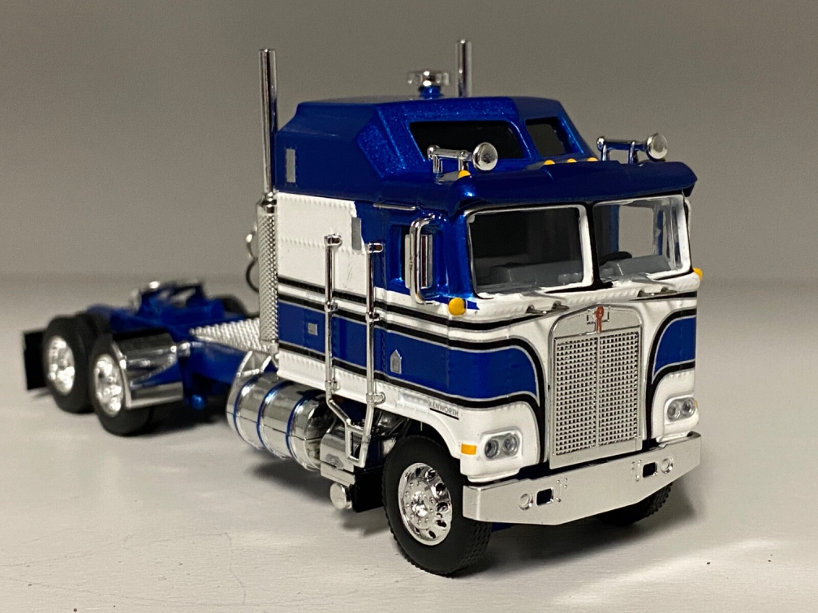 DCP 1/64 BLUE & WHITE KENWORTH K100 AERODYNE LONG FRAME W/CAT MOTOR